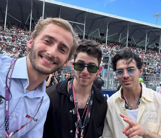 Habsburg (l.) in Miami neben den Jonas Brothers. 