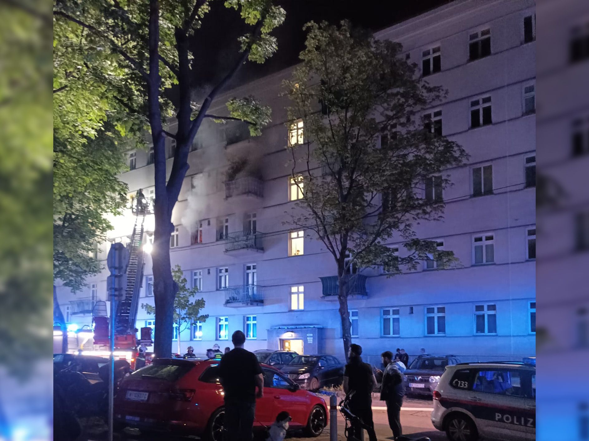 Der Brand wurde im zweiten Stock eines Mehrparteienhauses ausgelöst.
