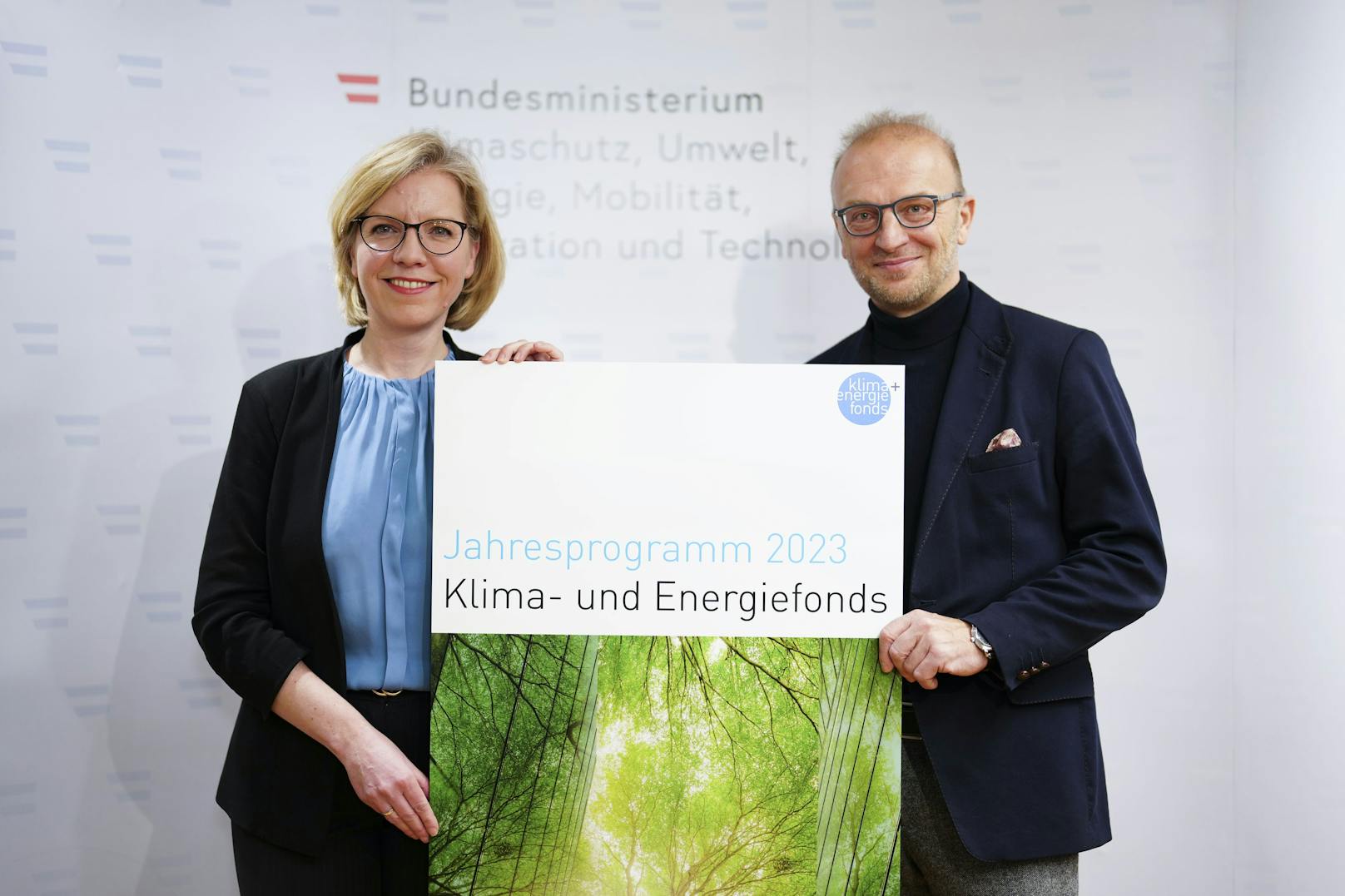 (v.l.) Umweltministerin Leonore Gewessler (Grüne) und Bernd Vogl (GF Klima- und Energiefonds) bei einer Pressekonferenz im Februar 2023