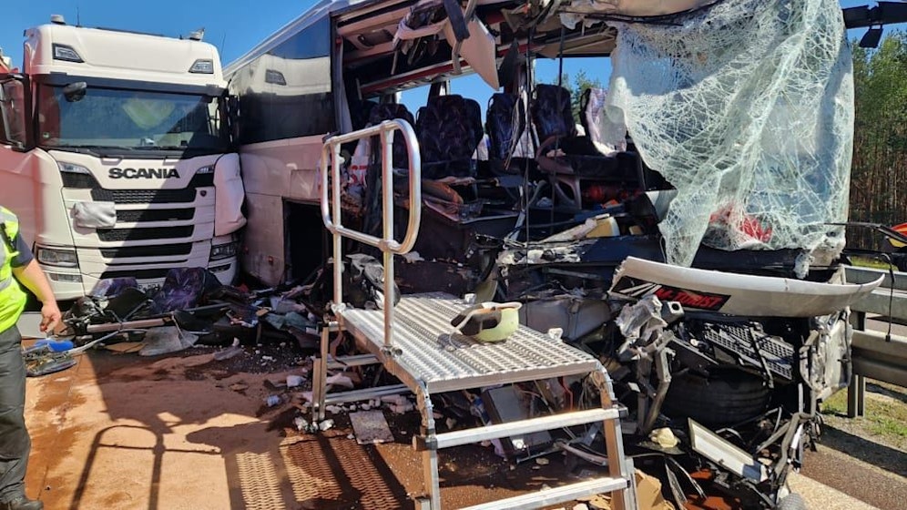 Mindestens 60 Personen wurden bei dem Bus-Unglück verletzt.