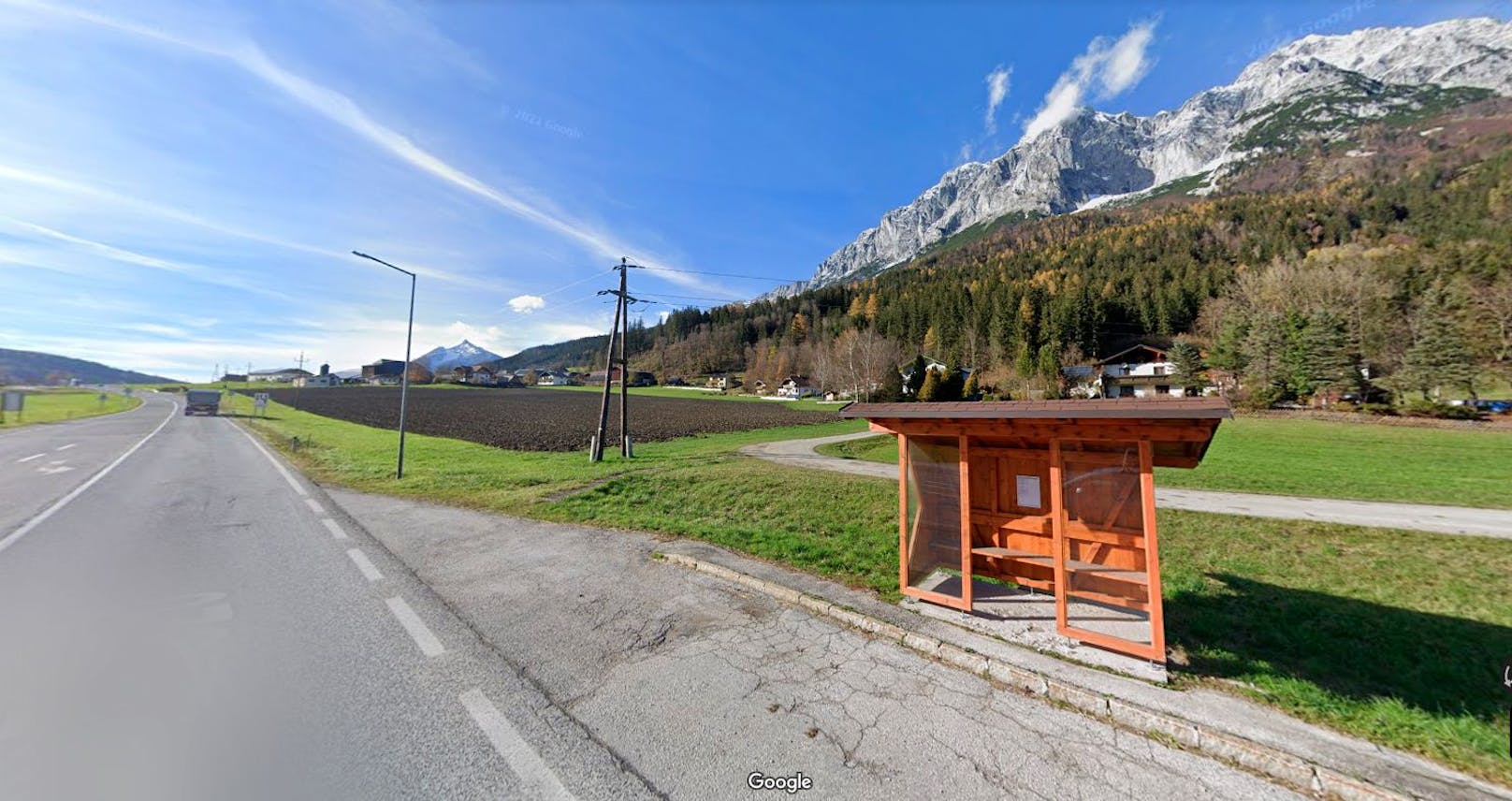 Eine Bushaltestelle an der B320 bei Oberstuttern: Viele Eltern haben nach dem Wolfsriss nun Angst, hier ihre Kinder alleine hingehen zu lassen.