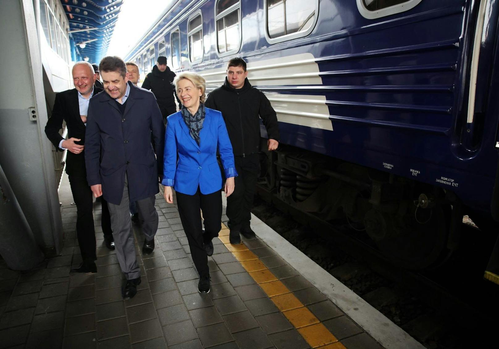 EU-Chefin Ursula von der Leyen in Kiew – alle lachen