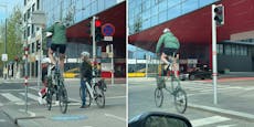 Wiener sorgt mit Riesen-Bike in Floridsdorf für Lacher