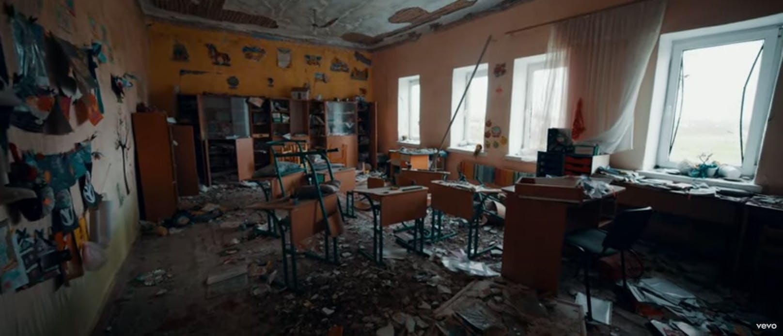 Die Eindrücke aus dem Imagine Dragons Ukraine-Video zu "Crushed" zum Durchklicken.