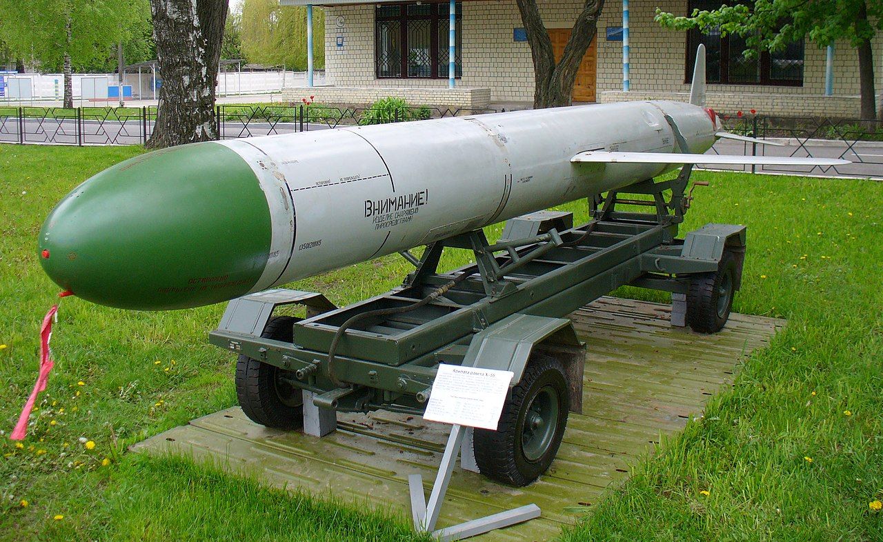 Ein Marschflugkörper vom Typ Ch-55 aus der Sowjetzeit im ukrainischen Luftwaffenmuseum, aufgenommen 2008. Die Ukraine gab ihren gesamten einsatzfähigen Bestand dieser Raketen in den 1990ern auf, sie wurden verschrottet oder an Russland übergeben.