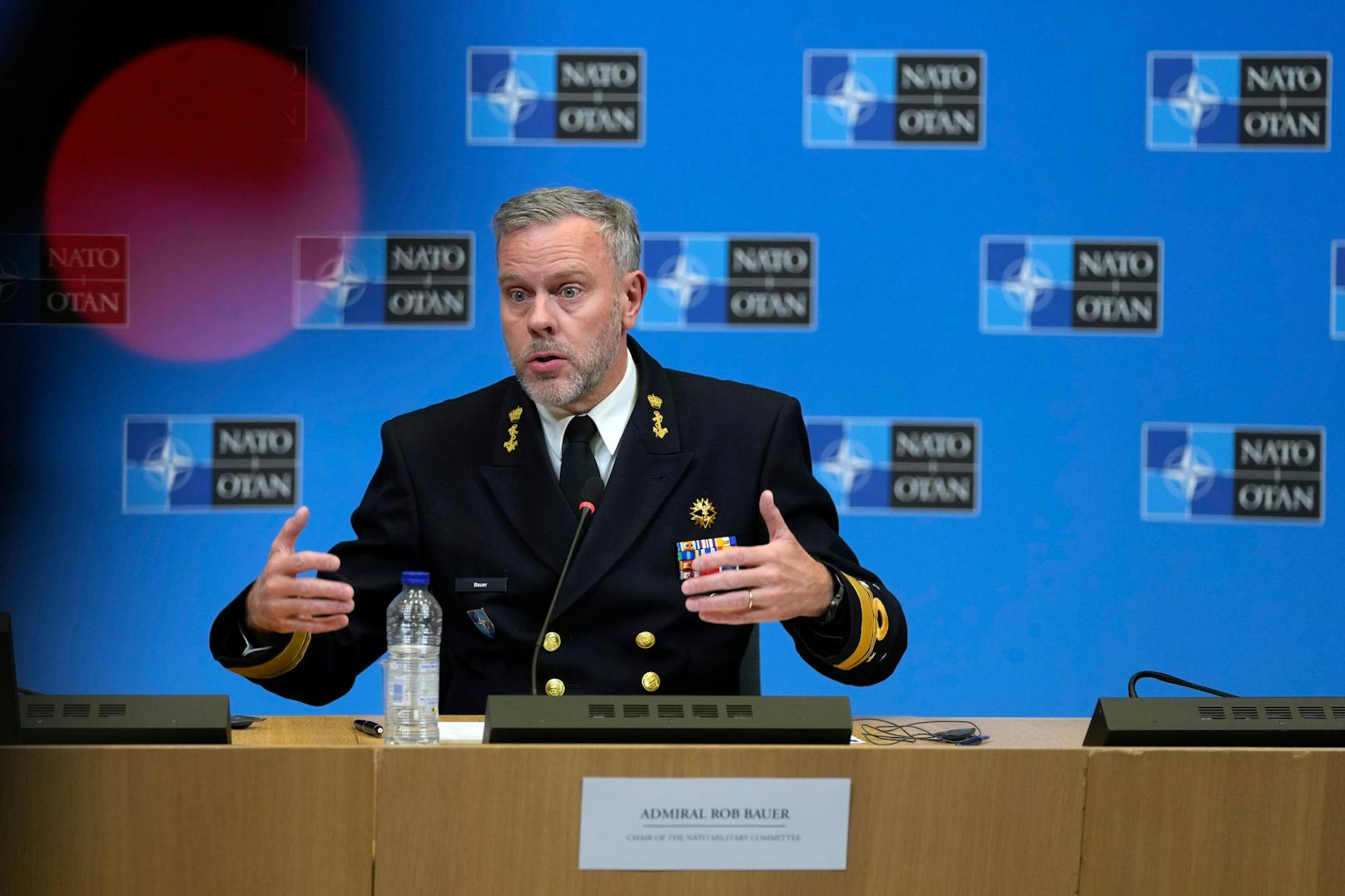 Admiral Rob Bauer ist Vorsitzender des NATO-Militärausschusses. Er sieht die russische Armee als deutlich geschwächt an. 