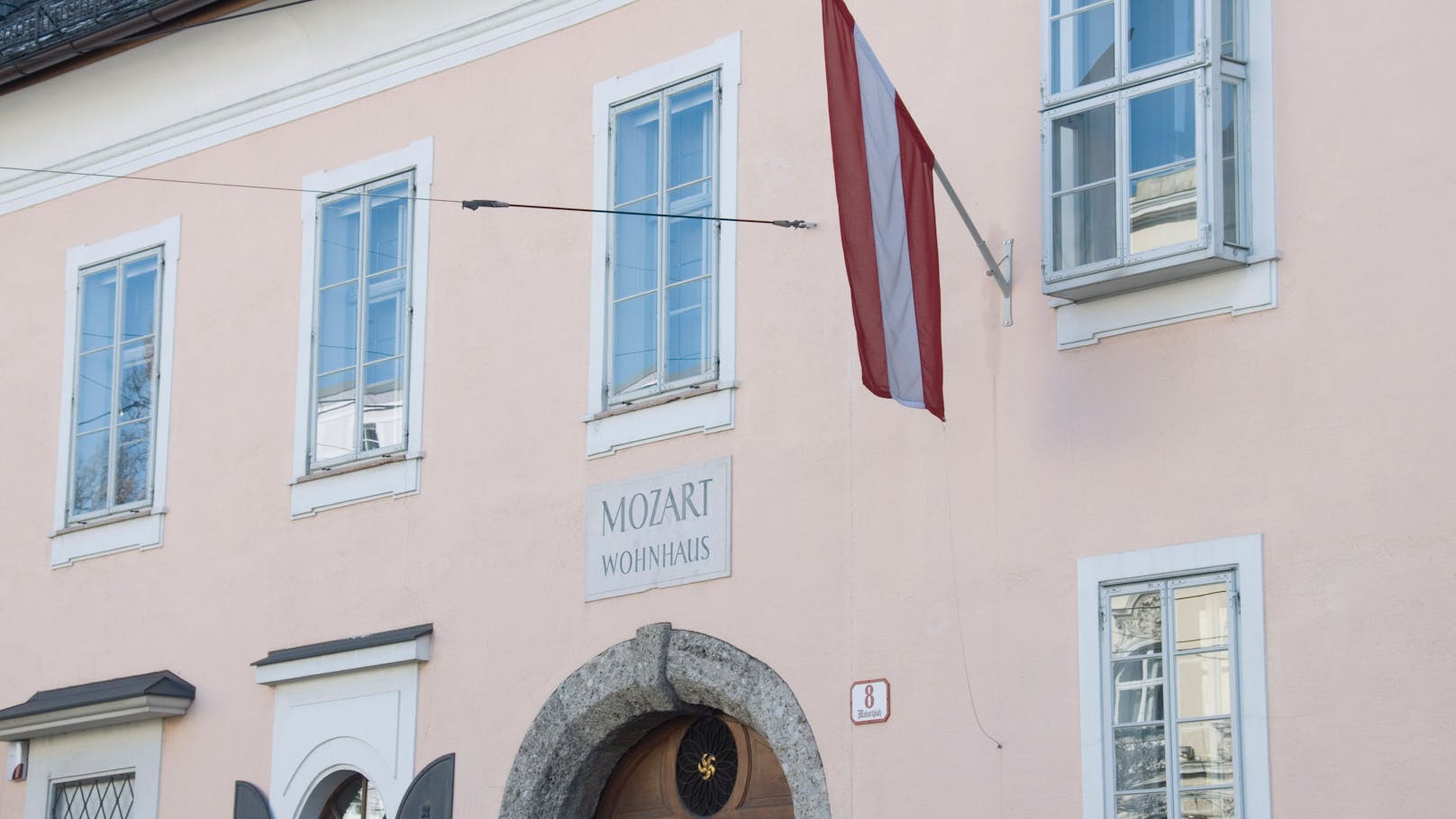 Mozart Wohnhaus am Makartplatz: In drei Metern Tiefe wurde ein verdächtiger Gegenstand entdeckt.