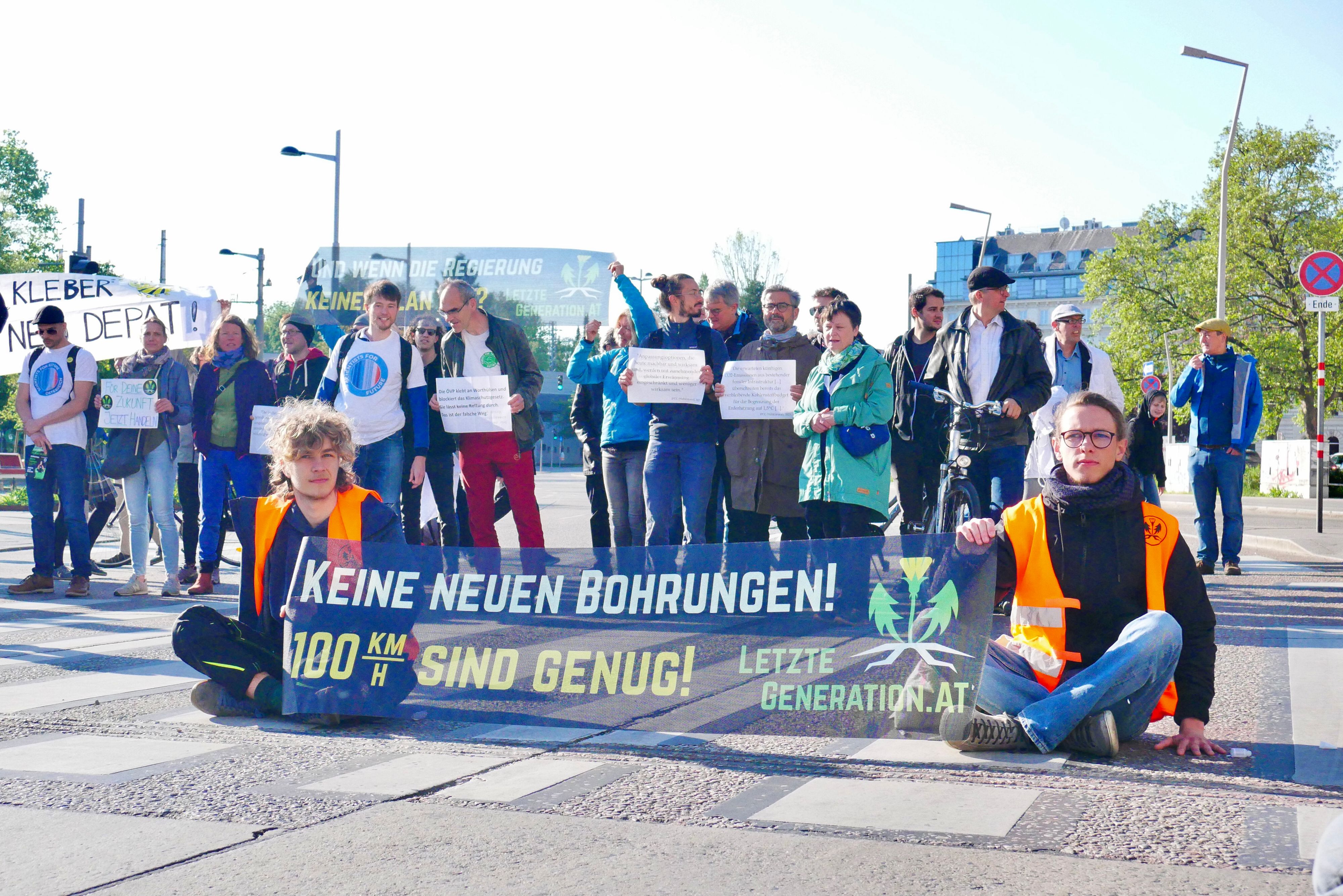 Am Mittwoch blockierten die Klima-Kleber den Verteilerkreis in Wien-Favoriten. Dabei kam es zu einigen Zwischenfällen.