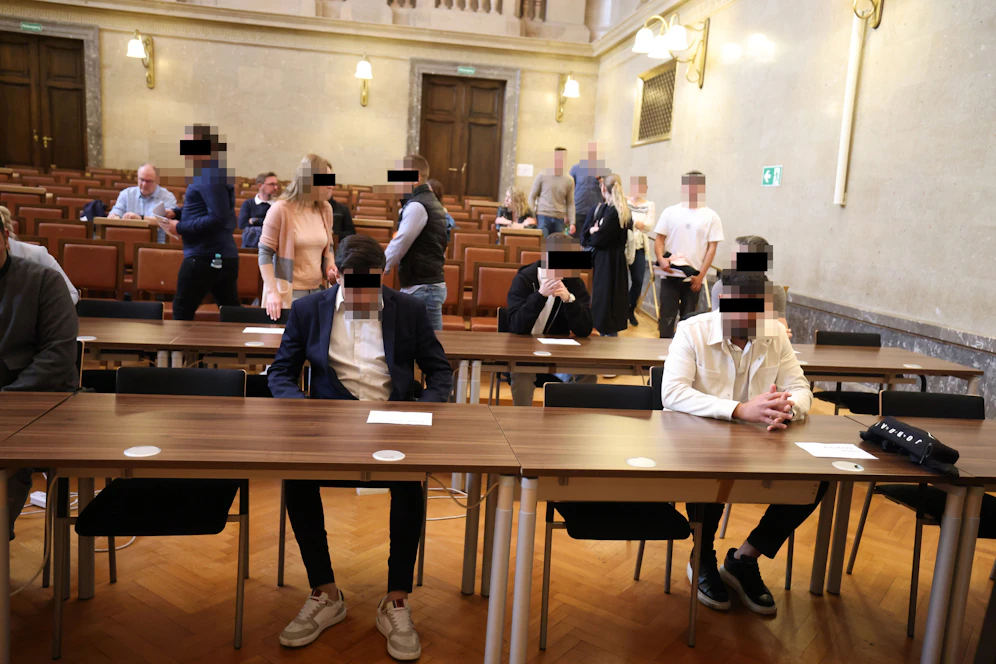 Die zwei Hauptangeklagten (vorne) waren am Mittwoch im großen Schwurgerichtssaal geständig.