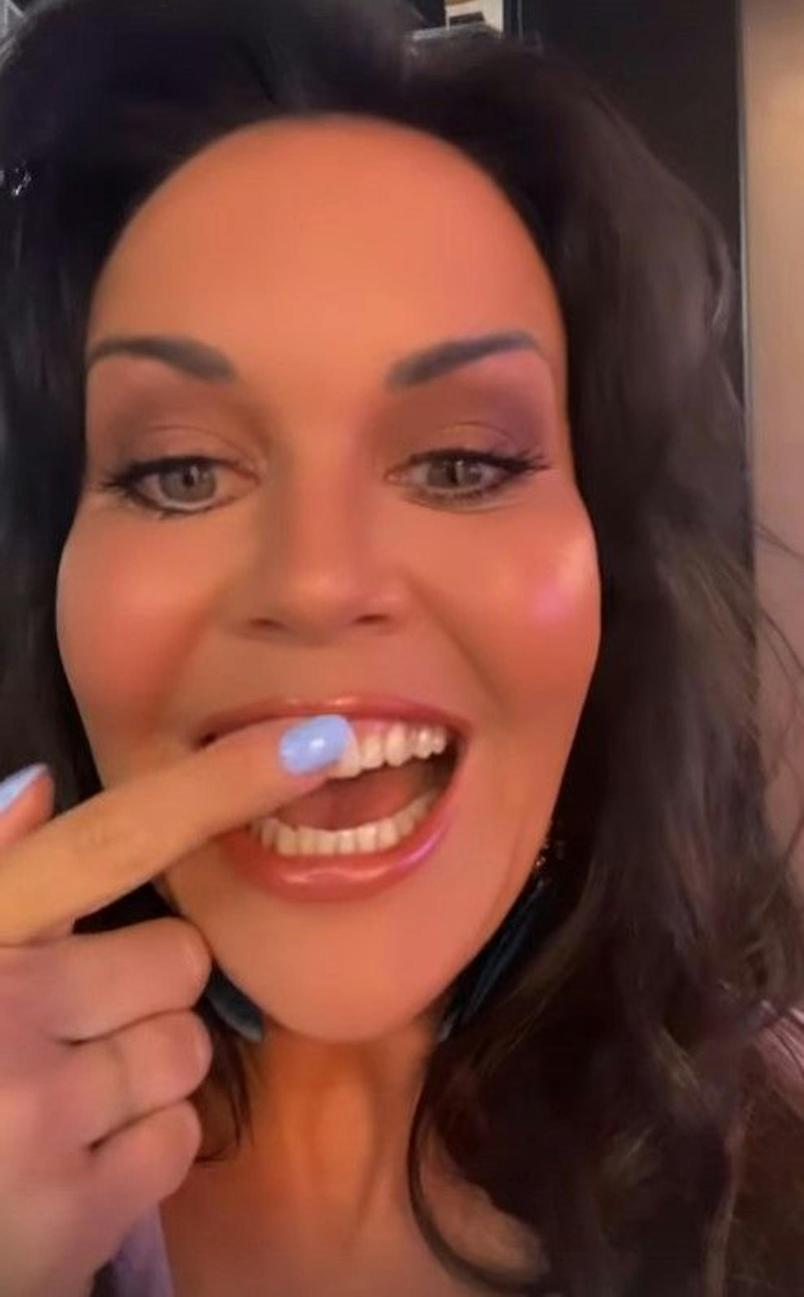 Noch mal Glück gehabt: Vor einer TV-Show entdeckt Martina Reuter Lippenstift auf ihren Zähnen.