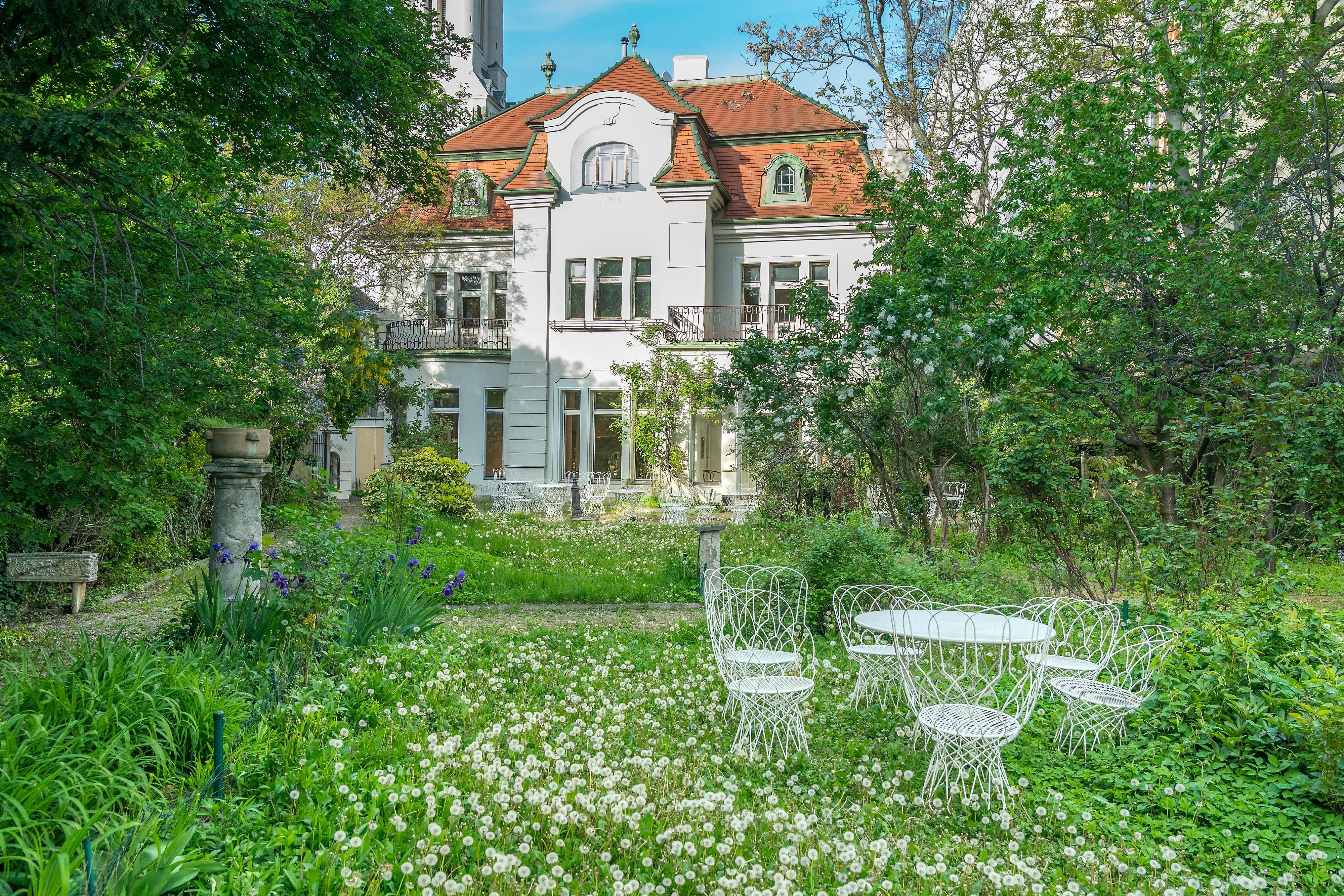 Die Belle-Epoche-Villa samt Garten liegt mitten in der Stadt.