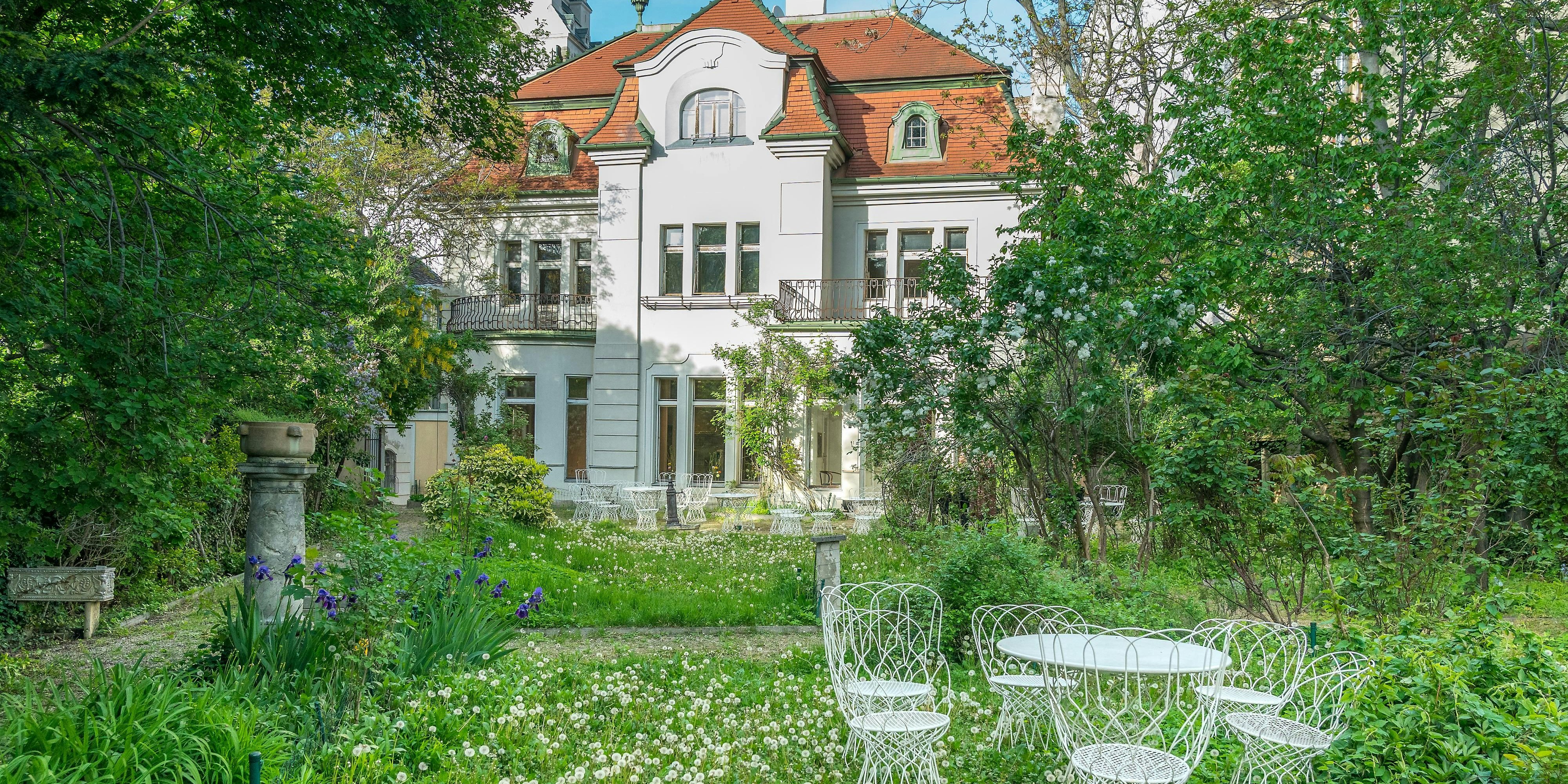 Die Belle-Epoche-Villa samt Garten liegt mitten in der Stadt.