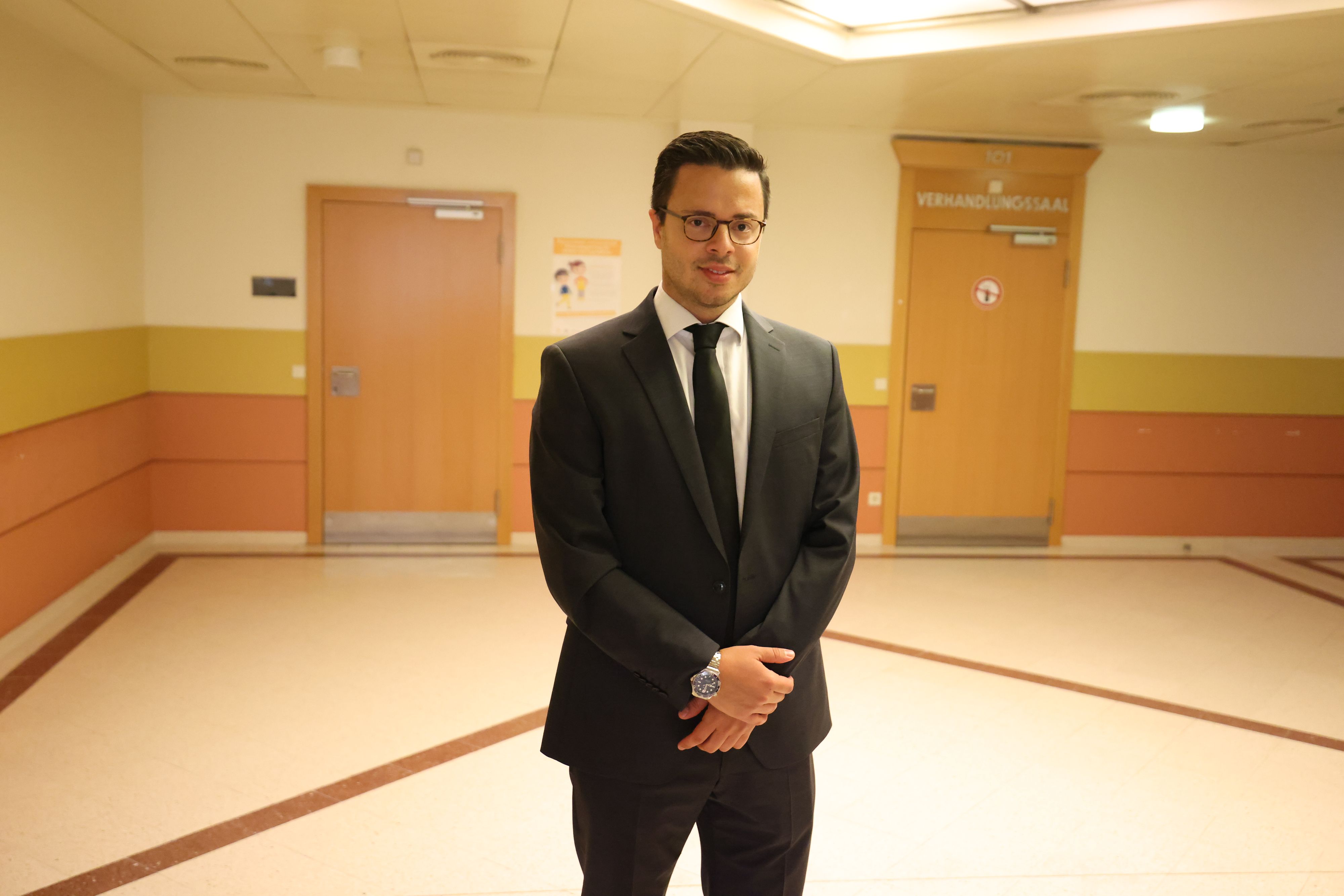 Verteidiger Daniel Mozga wartete in Wien vergeblich auf seinen Mandanten. 