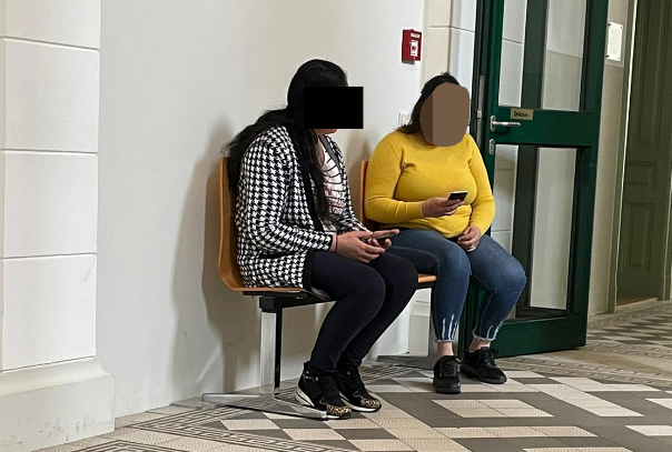 Die angeklagte Pflegekraft (li.)