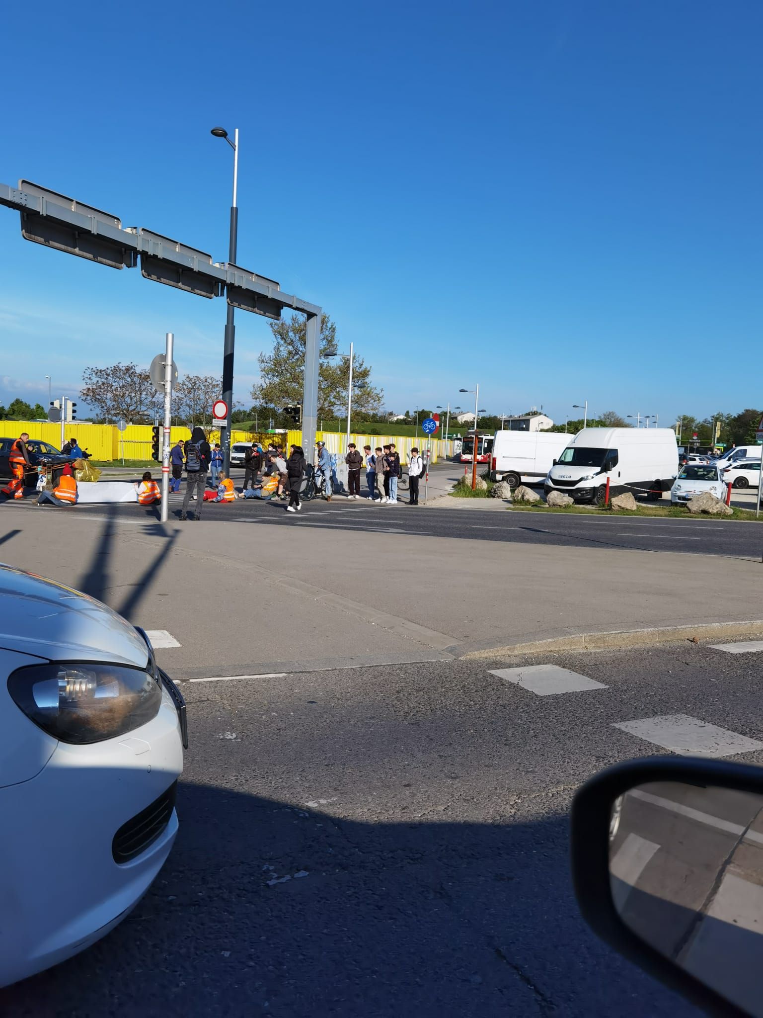 Klebe-Aktion am Verteilerkreis in Wien-Favoriten