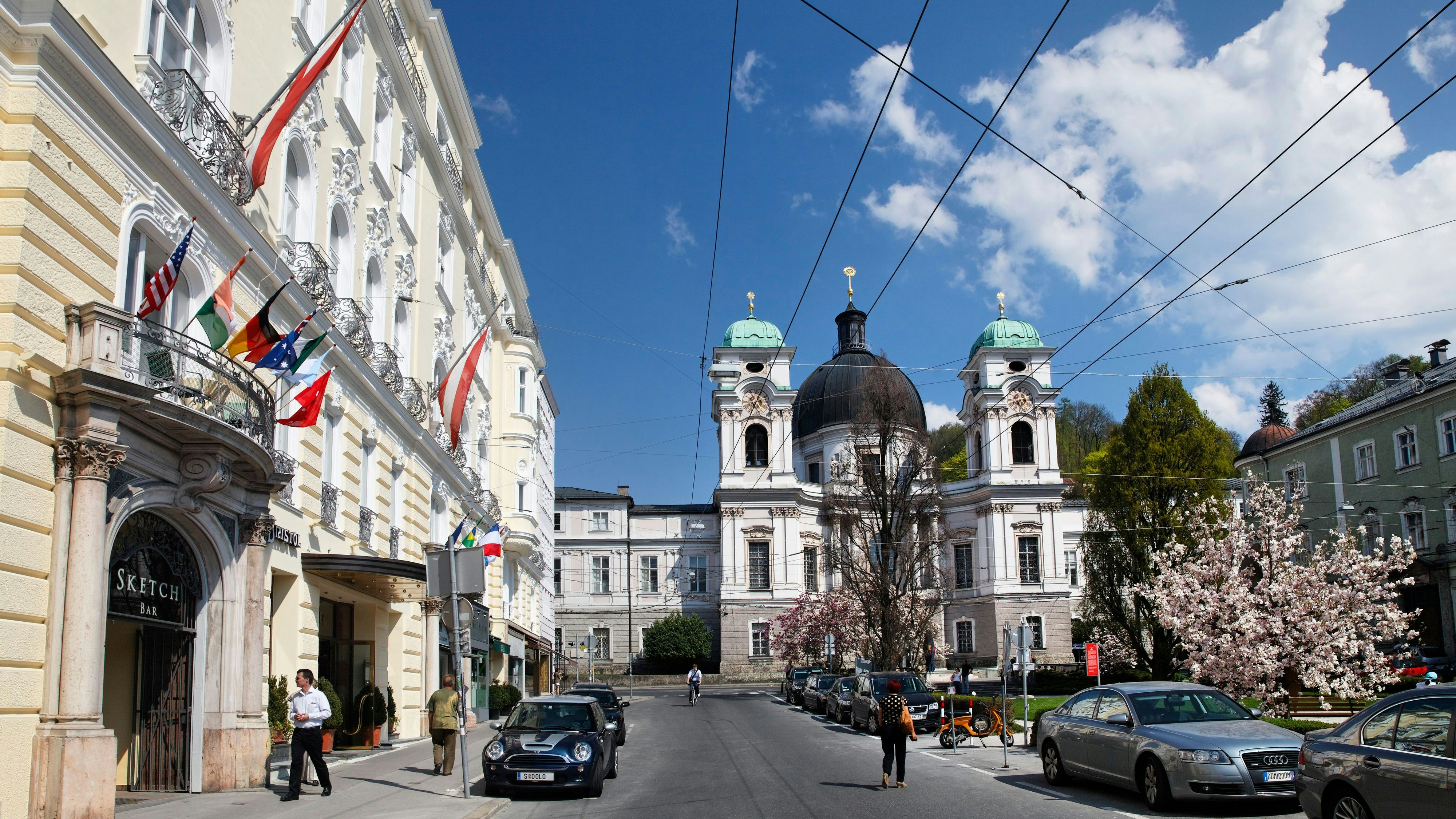 Das Hotel Bristol und die Dreifaltigkeitskirche am Salzburger Makartplatz.