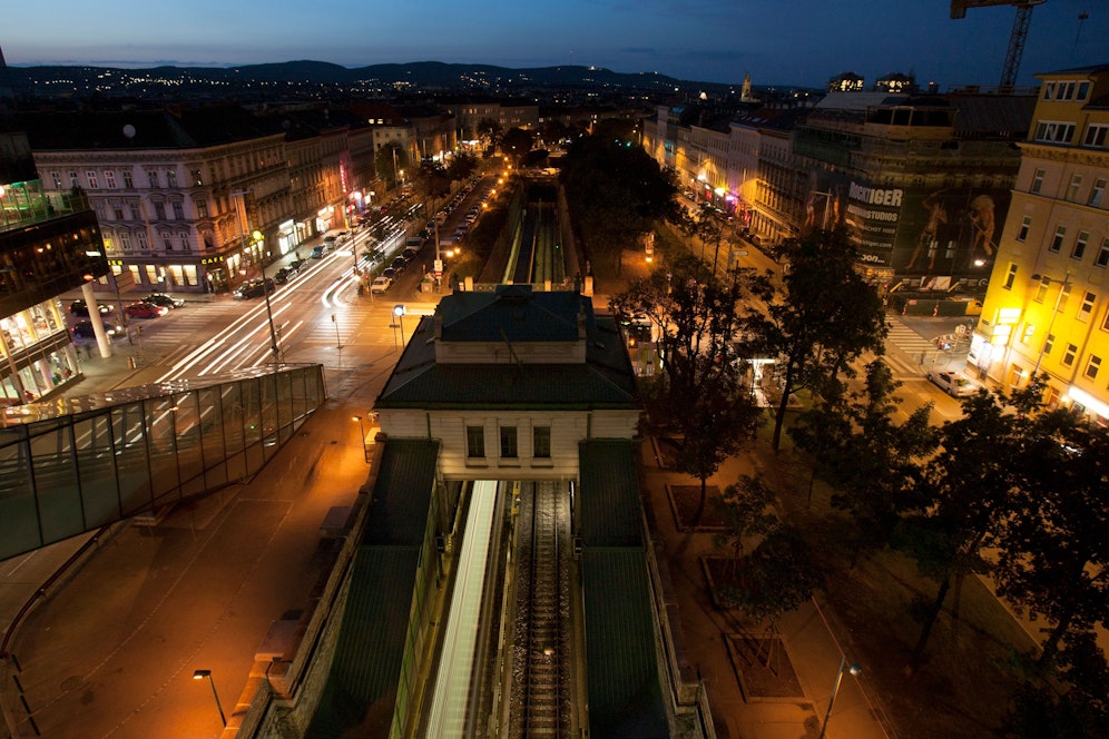 Im Bereich des Neubaugürtels wurde in der Nacht auf Donnerstag ein 25-Jähriger durch Messerstiche schwer verletzt. Symbolbild. 