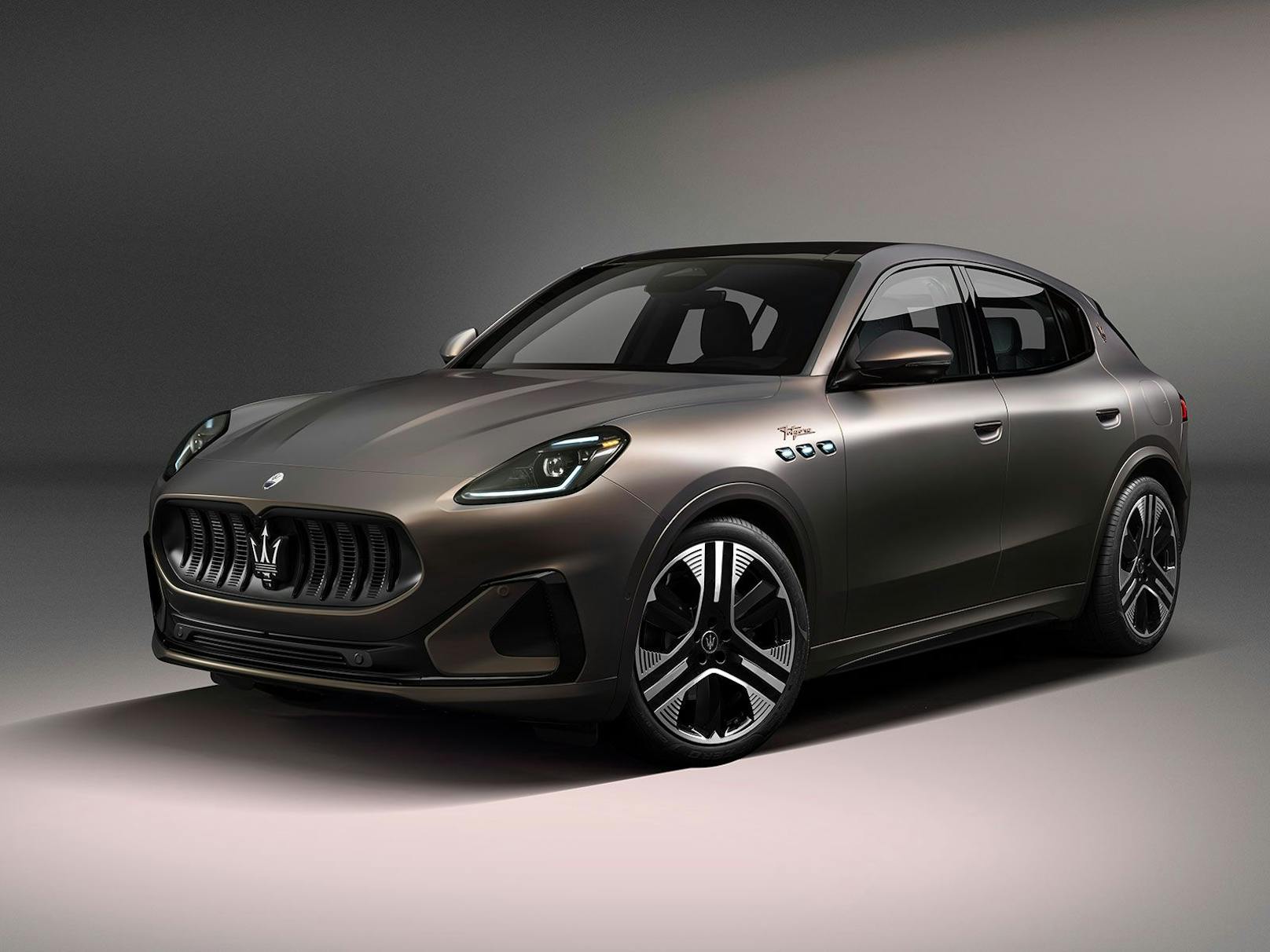 Der ﻿Maserati Grecale kommt jetzt auch mit E-Antrieb auf den Markt