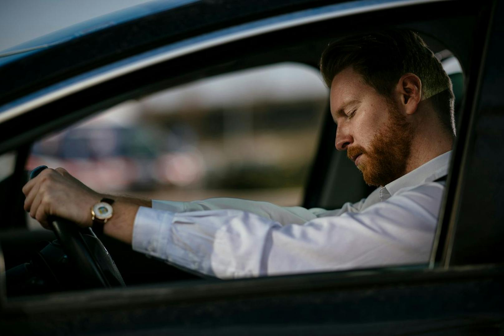 Neue Erkenntnisse deuten darauf hin, dass das Fahren mit weniger als fünf Stunden Schlaf genauso gefährlich ist wie das Überschreiten der gesetzlichen Promillegrenze. (Symbolbild).