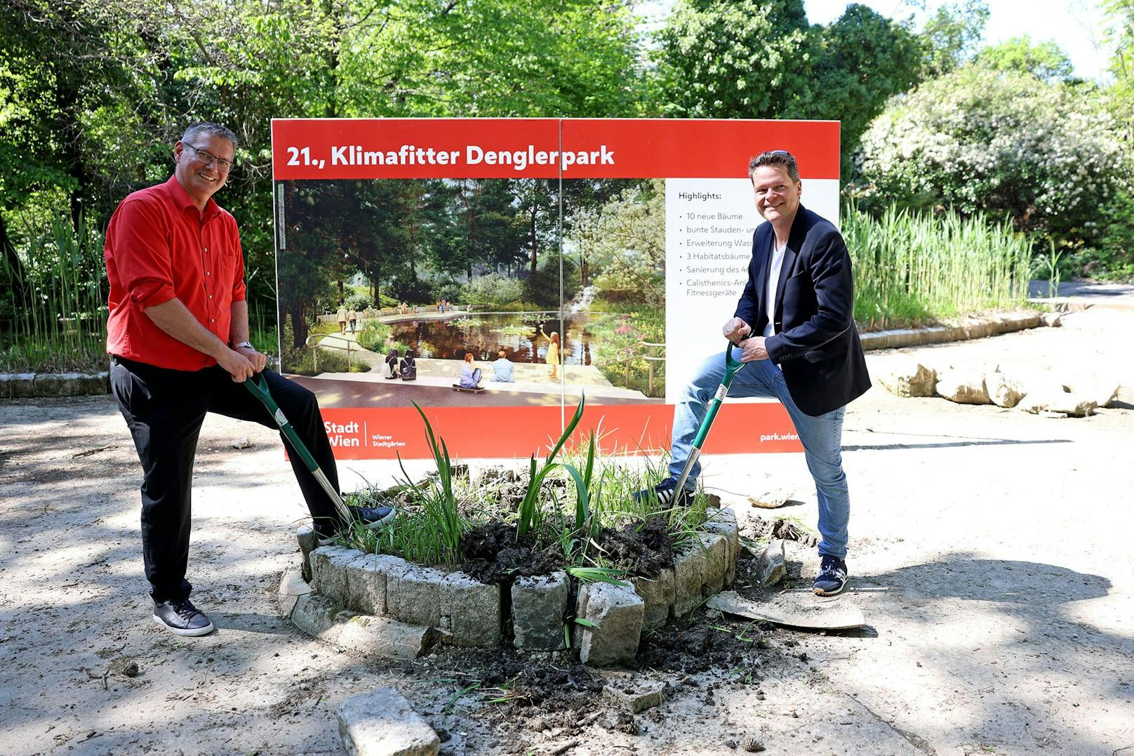 Bezirksvorsteher Georg Papai (SPÖ, li.) und Klimastadtrat Jürgen Czernohorszky (SPÖ) beim Spatenstich für den neuen Denglerpark in Wien-Floridsdorf