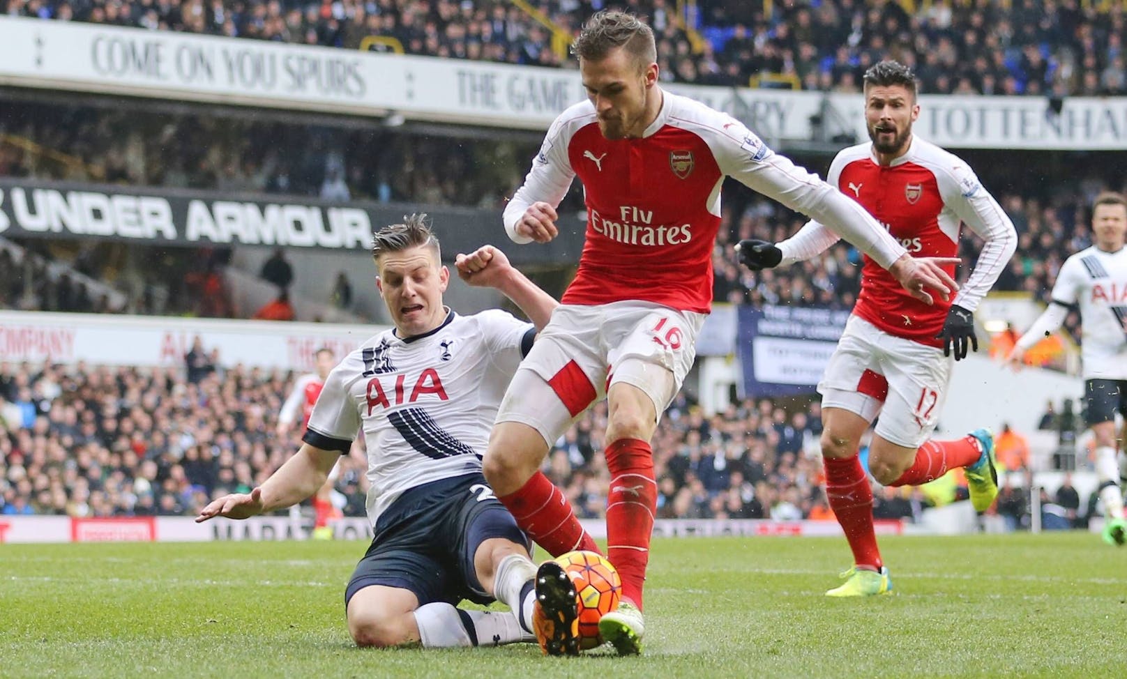 Wimmer 2016 im Tottenham-Trikot mit einer Grätsche gegen Arsenals Aaron Ramsey.