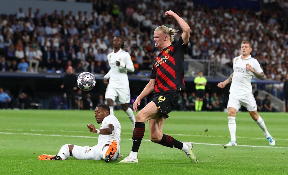 David Alaba montiert Erling Haaland in der Champions League ab.