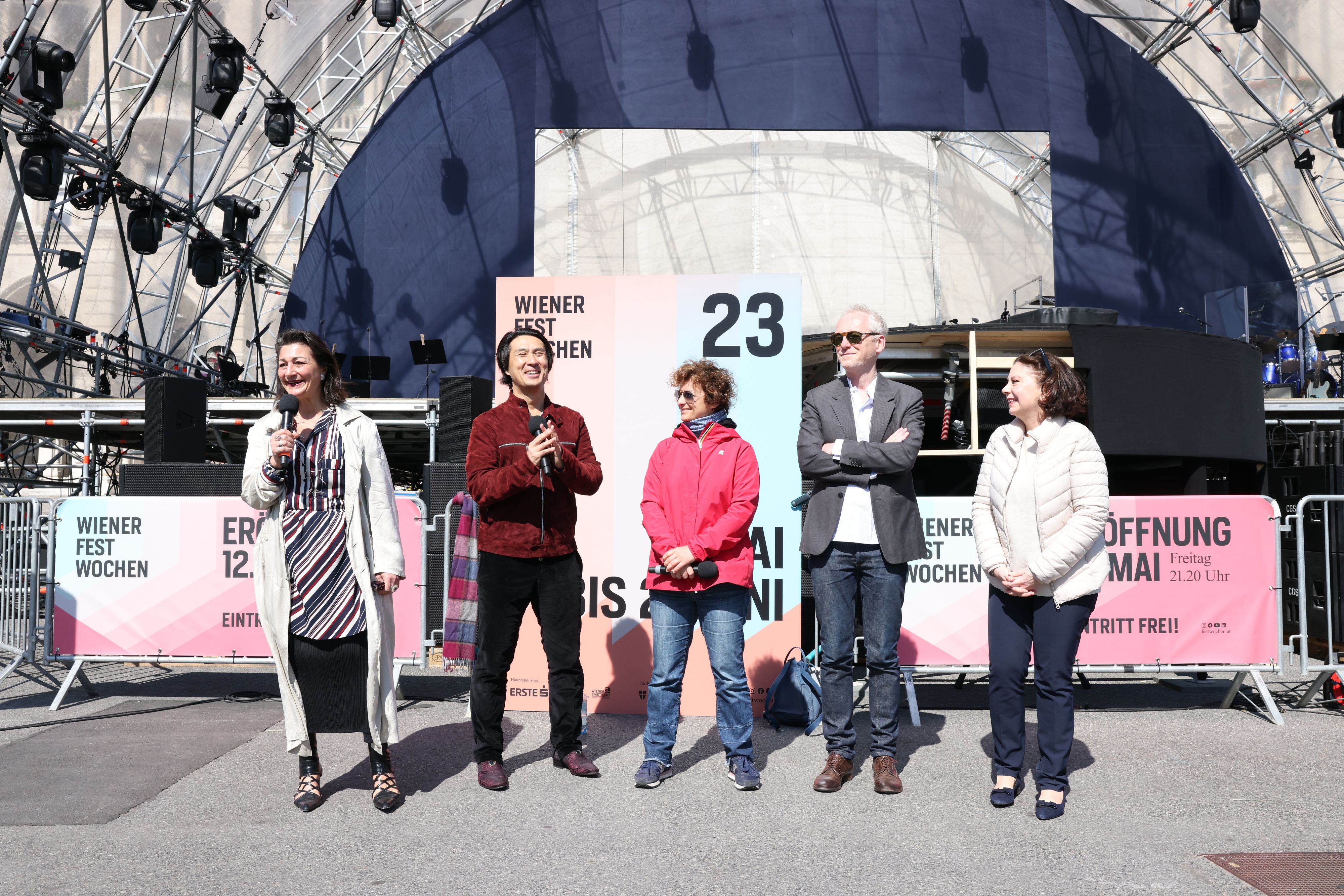 Wiens Kulturstadträtin Veronica Kaup Hasler (SPÖ), Kurator Hyung-ki Joo, Francesca Paquinucci (visuelle Effekte), Intendant Christophe Slagmuylder und Karin Veitl vom ORF (v.l.n.r.)&nbsp;