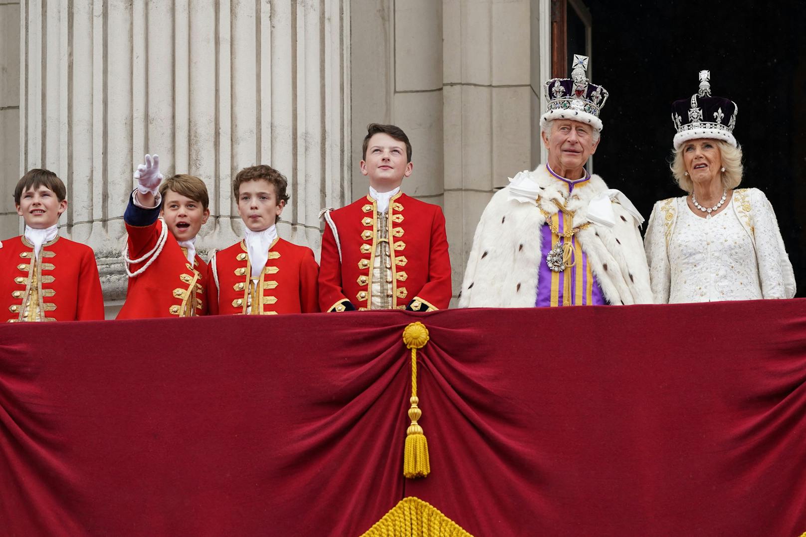 Nach seiner Tätigkeit in der Westminster Abbey erfreute er sich an der Seite seines Opas über die Flugshow über dem Buckingham Palast.