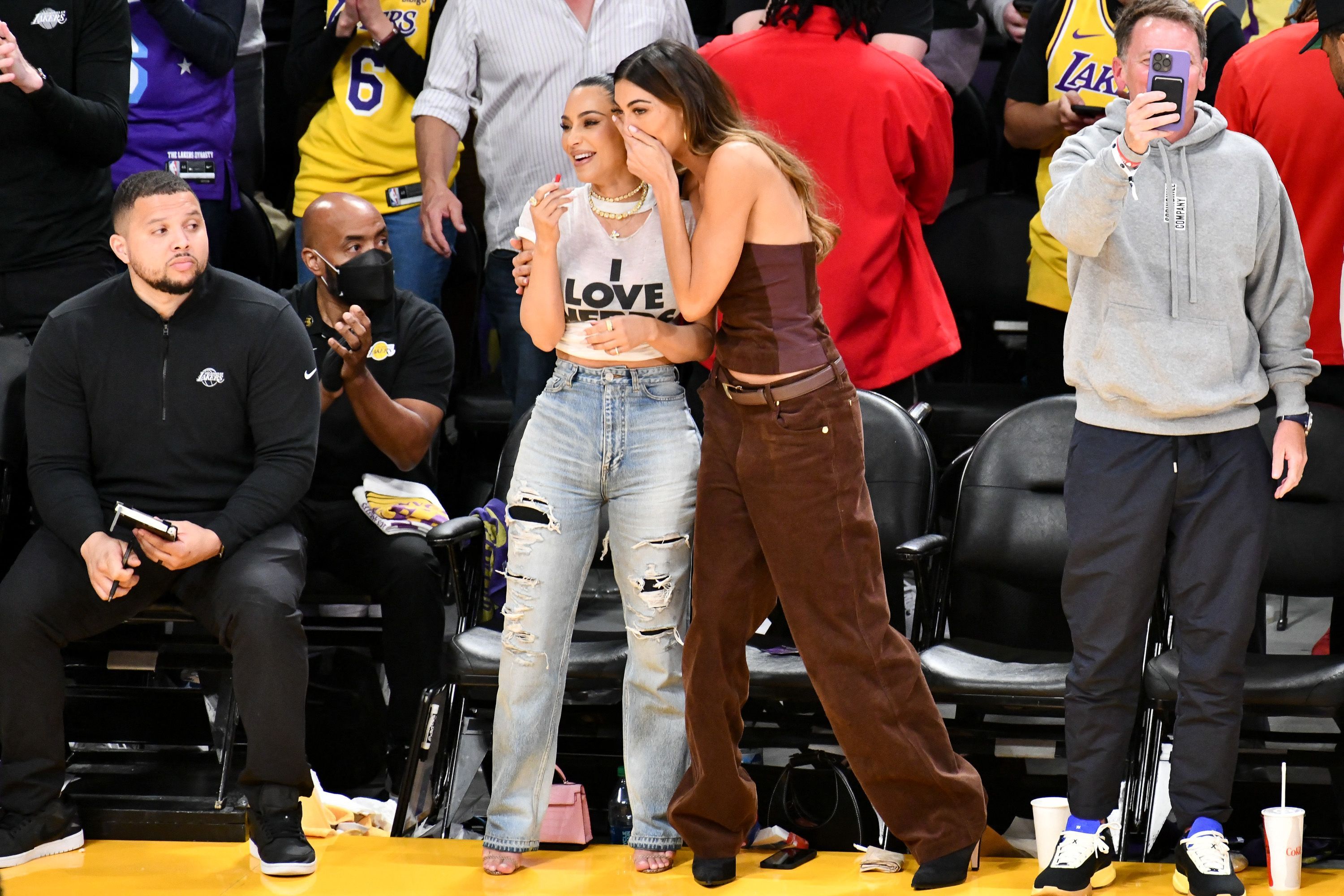 Kim Kardashian und Sarah Staudinger feuerten die Los Angeles Lakers bei ihrem Spiel am 08.Mai tatkräftig an.&nbsp;