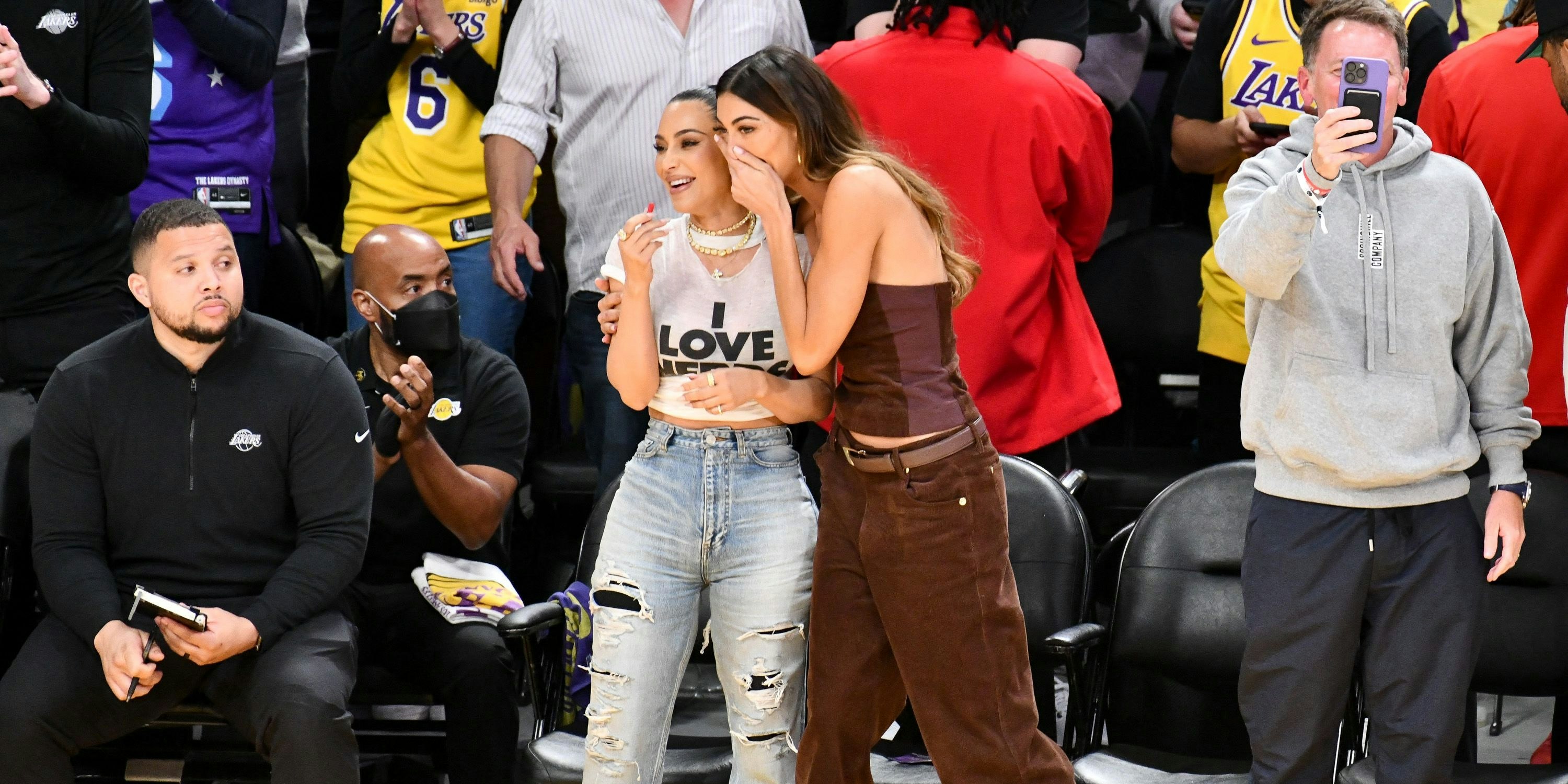 Kim Kardashian (L) and Sarah Staudinger attend a playoff basketball game between the Los Angeles Lakers and the Golden State Warriors at Crypto.com Arena on May 08, 2023 in Los Angeles, California. Allen Berezovsky/Getty Images/AFP (Photo by Allen Berezovsky / GETTY IMAGES NORTH AMERICA / Getty Images via AFP) - 20230508_PD11948 - Rechteinfo: Rights Managed (RM) Fotografische Urheberrechte sind garantiert. Der Kunde selbst hat insbesondere die Persönlichkeitsrechte der abgebildeten Personen in eigener Verantwortung zu beachten (AGBs Punkt 5). Nur für redaktionelle Nutzung durch Tageszeitungen und Onlinemedien!
