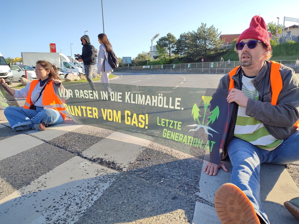 Klebe-Aktion am Verteilerkreis (Wien-Favoriten)