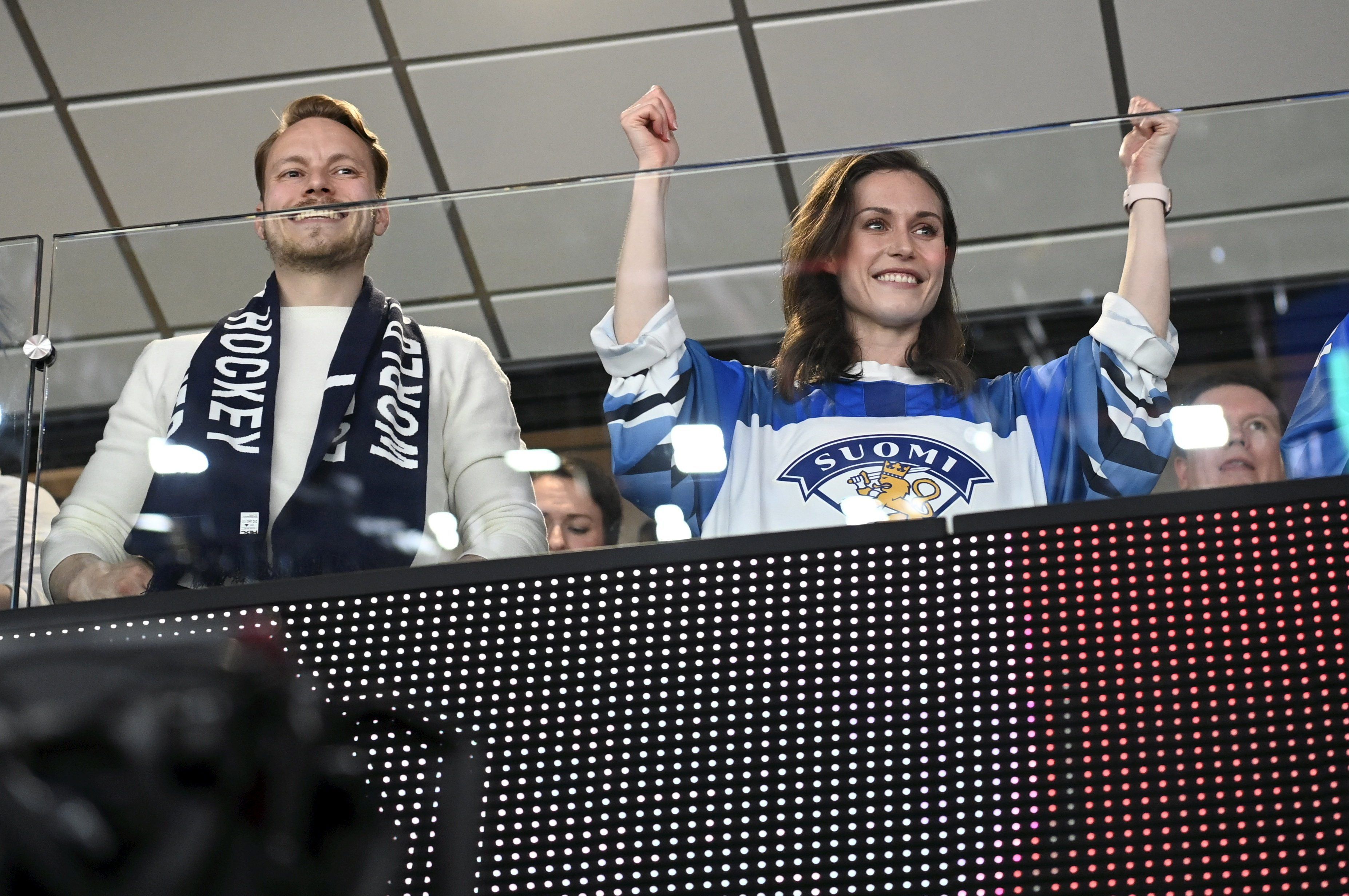 Die finnische Ministerpräsidentin <strong>Sanna Marin</strong> und ihr Mann Markus Räikkönen bei der Eishockey-WM 2022 in Tampere.