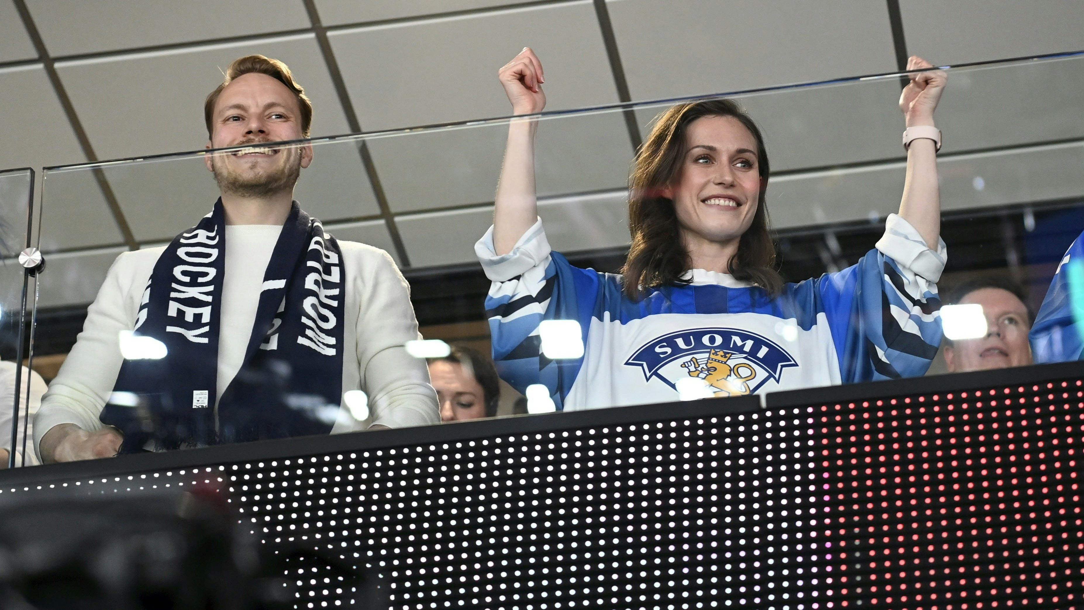 Download von www.picturedesk.com am 10.05.2023 (18:26).  Prime minister of Finland Sanna Marin and husband Markus Räikkönen cheers during the 2022 IIHF Ice Hockey World Championships final match between Finland and Canada in Tampere, on May 29th, 2022. LEHTIKUVA / JUSSI NUKARI - FINLAND OUT. NO THIRD PARTY SALES. - 20220529_PD16611 - Rechteinfo: Rights Managed (RM)