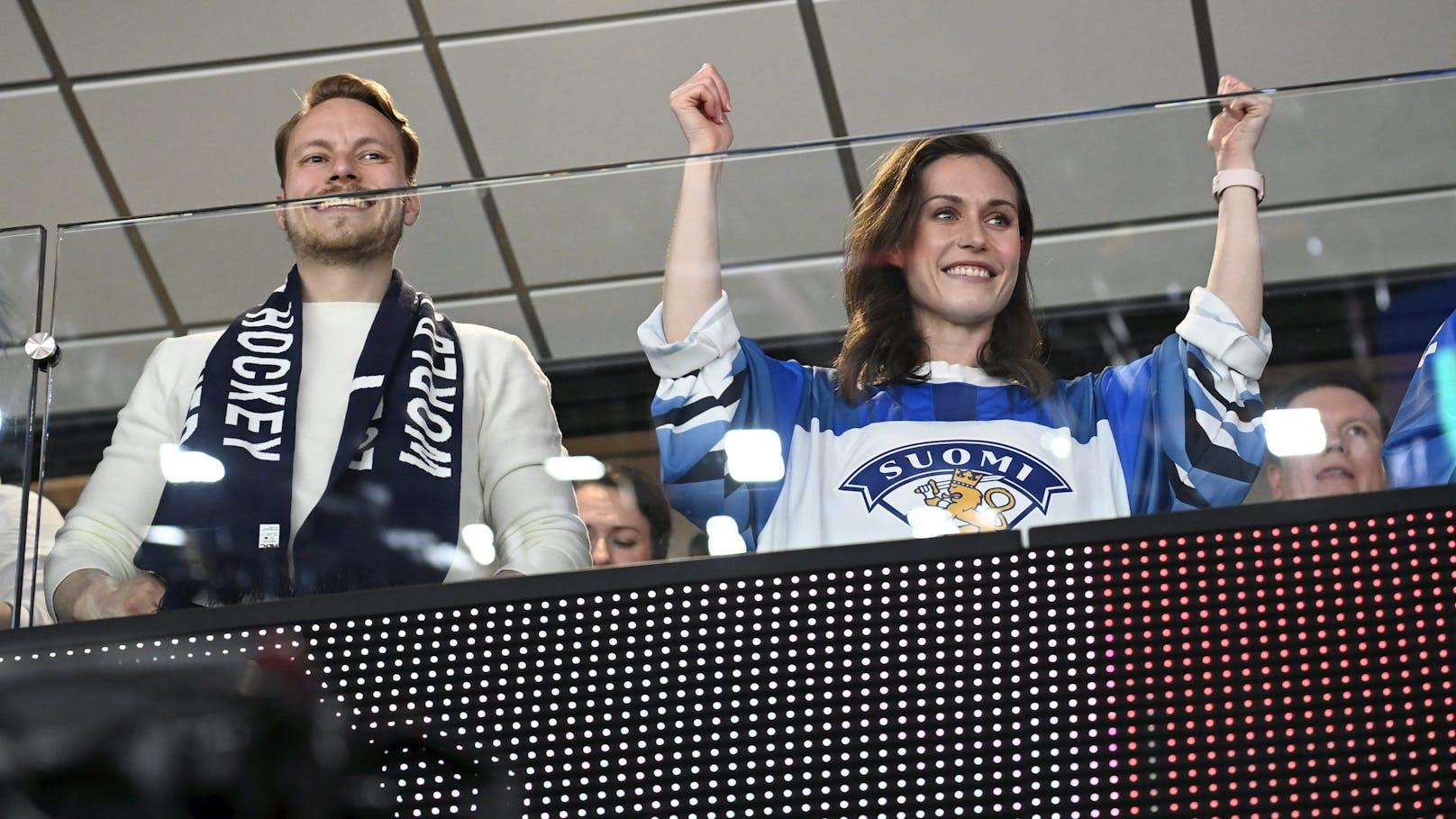 Die finnische Ministerpräsidentin <strong>Sanna Marin</strong> und ihr Mann Markus Räikkönen&nbsp;bei der Eishockey-WM 2022 in Tampere.