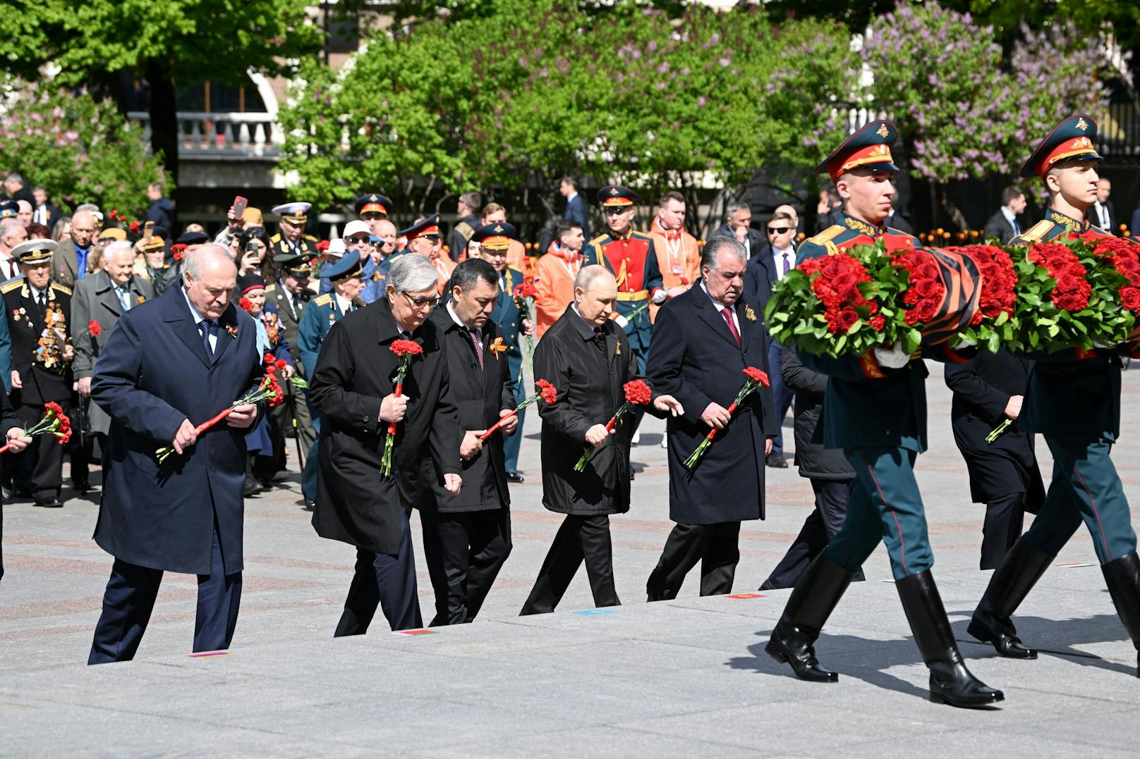 Anlässlich der Gedenkfeierlichkeiten zum Sieg der Sowjetunion über Nazi-Deutschland besuchte der belarussische Präsident Alexander Lukaschenko Moskau – und reiste überstürzt ab.