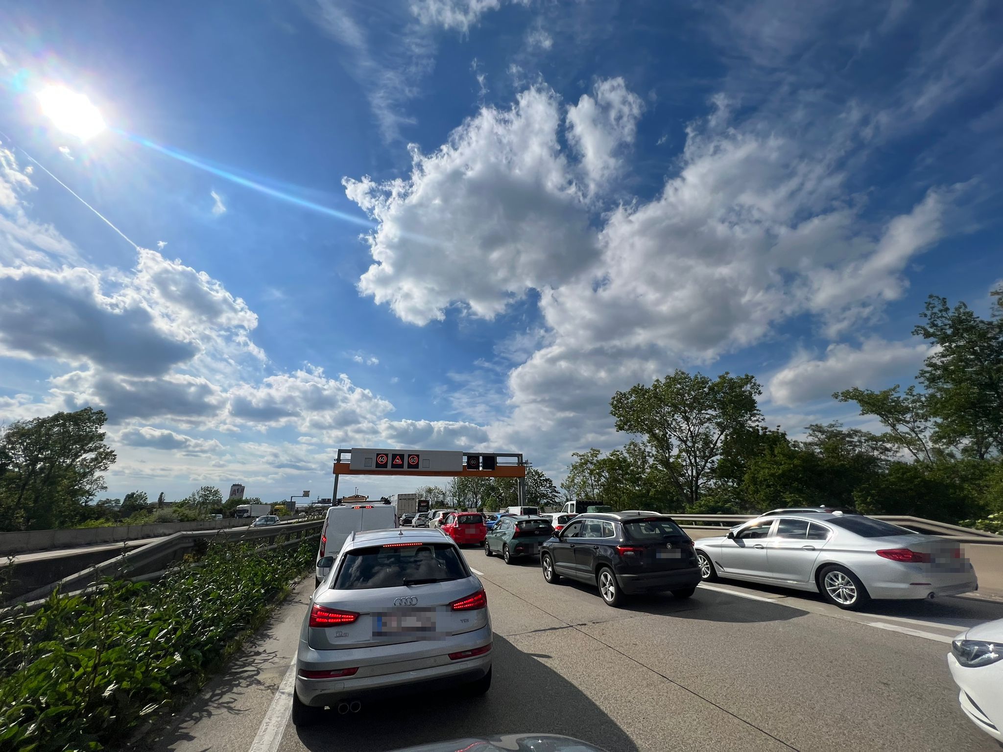 Der Verkehr auf der A4 steht still.