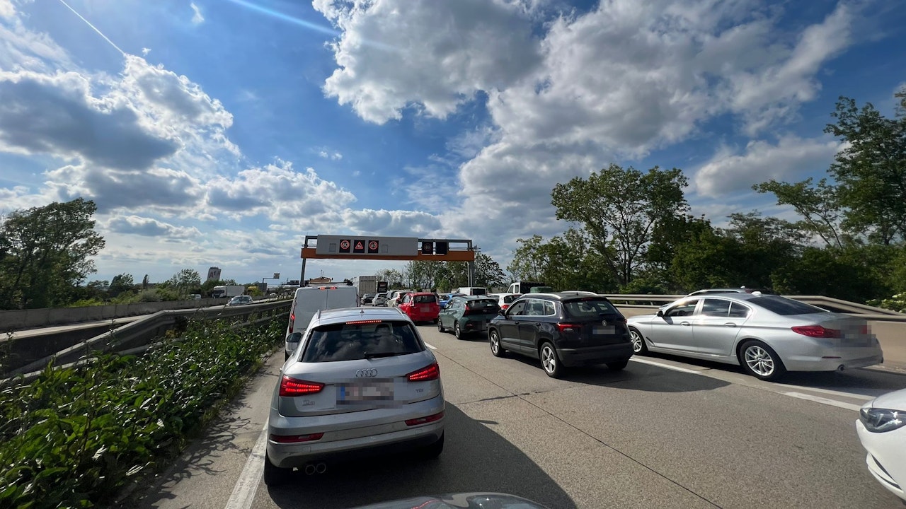 Heute.at - Kilometerlanger Stau nach Verkehrsunfall auf der A4