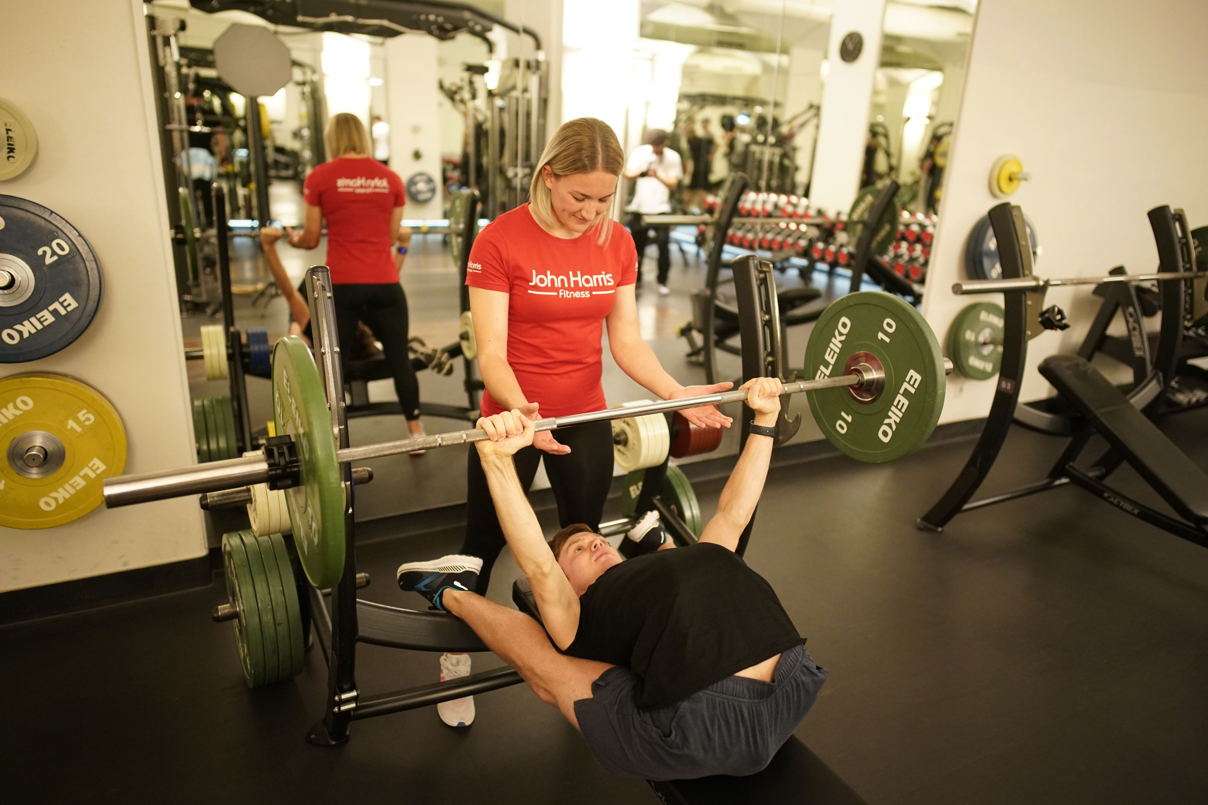 Aleksei Goloborodko ist der weltbeste Schlangenmensch. Der Artist von "Cirque du Soleil" macht sich bei John Harris am Schillerplatz fit für die "Luzia"-Show – hier mit Trainerin Lisi.