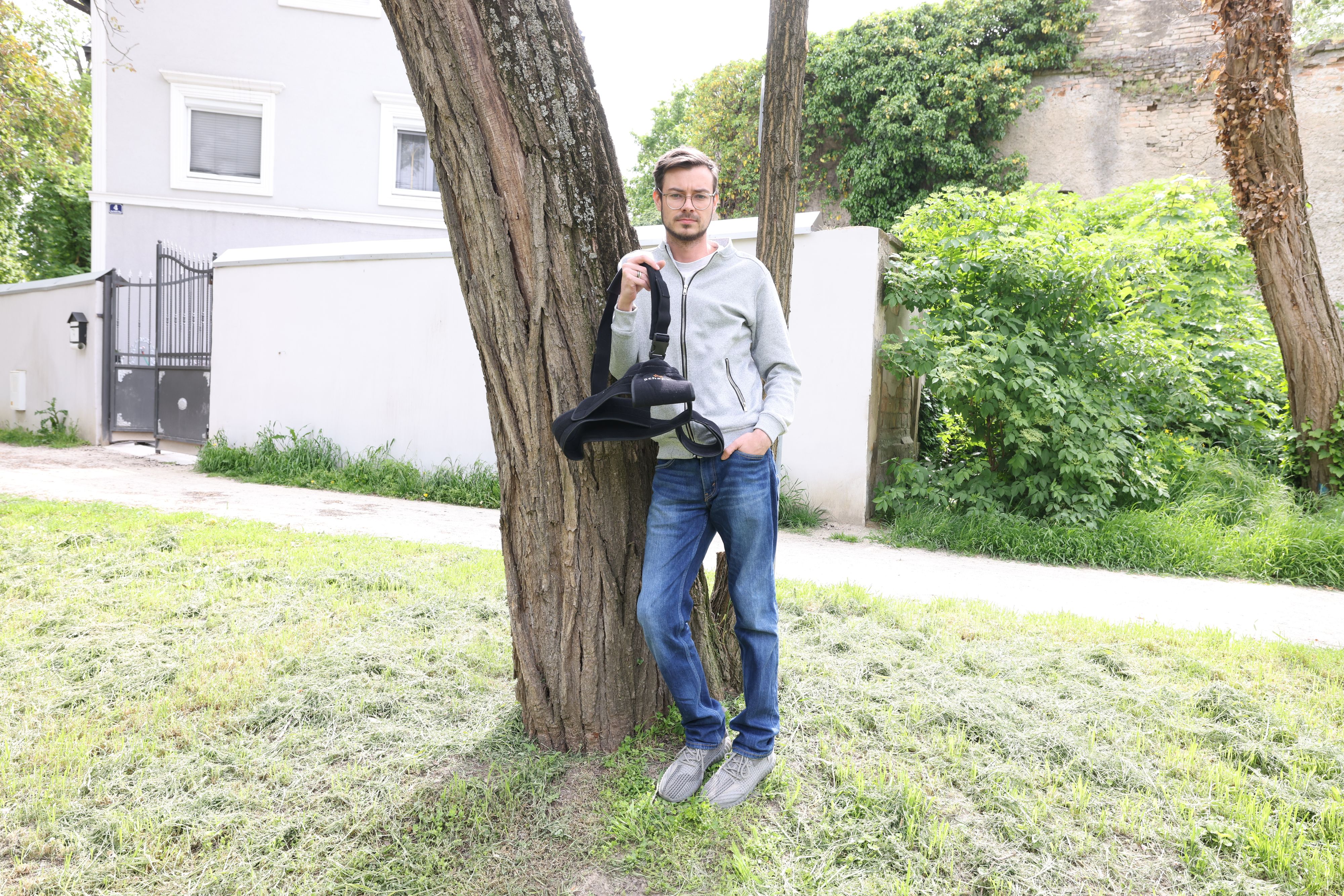 Daniel W. (29) hatte nach seinem Unfall eine Operation, leidet noch immer unter Schulterschmerzen.