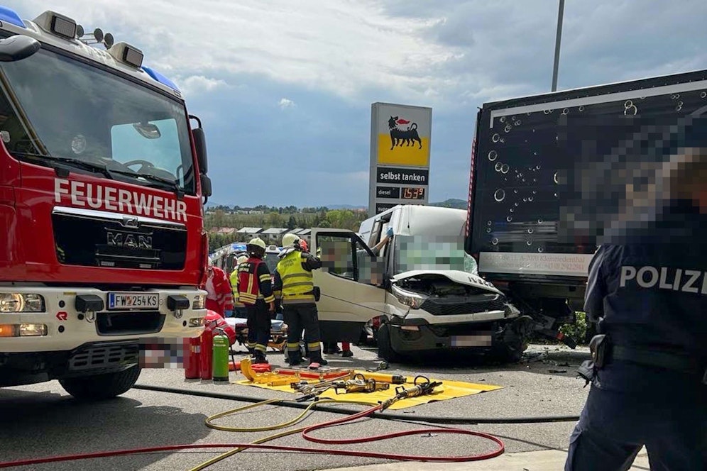 Der Schwerverletzte wurde mit dem Notarzthubschrauber ins Spital geflogen.