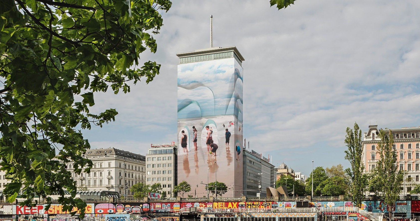 Die diesjährige Ringturmverhüllung der slowenischen Künstlerin Vanja Bućan am Wiener Donaukanal. 