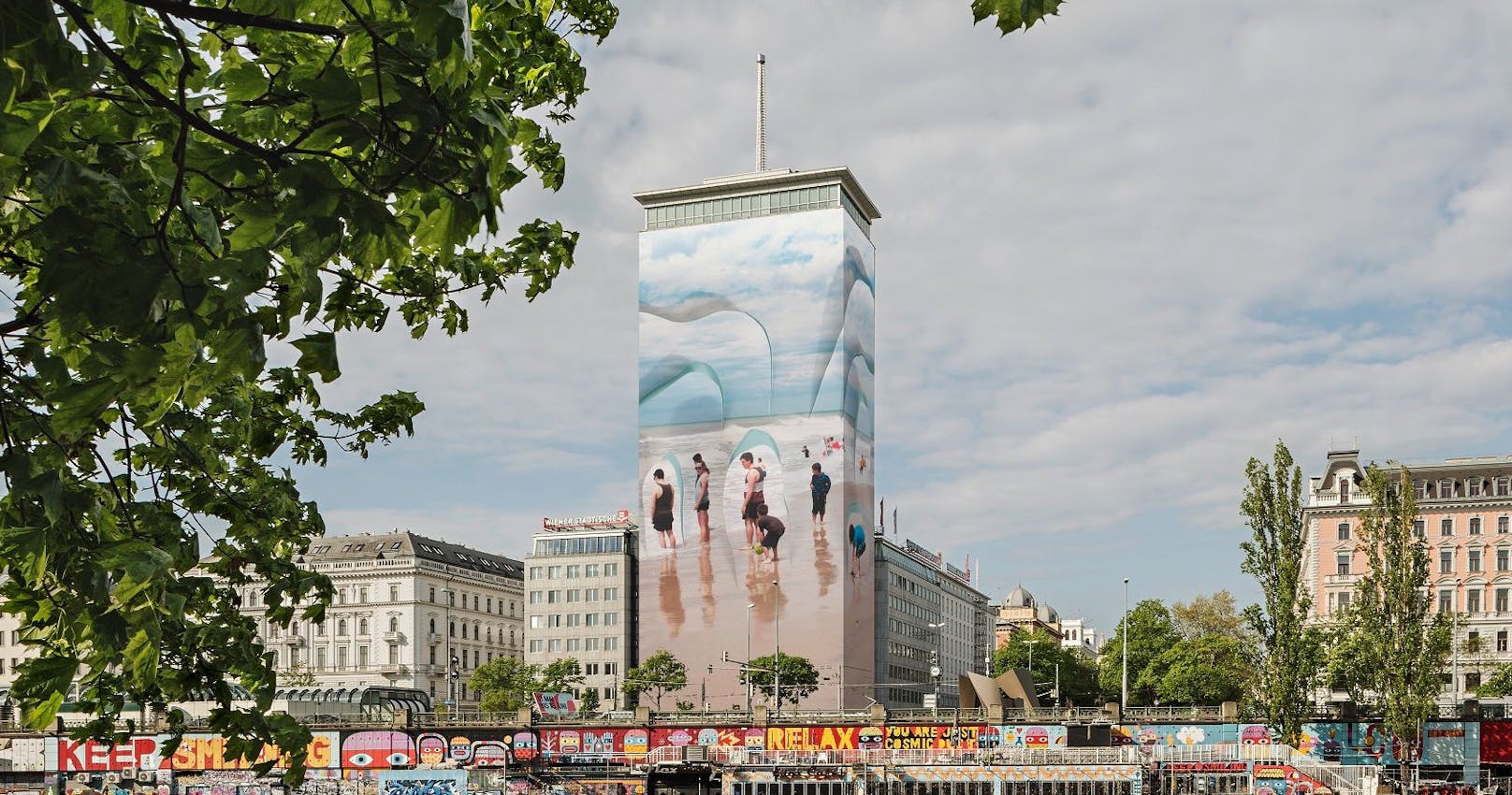 Die diesjährige Ringturmverhüllung der slowenischen Künstlerin Vanja Bućan am Wiener Donaukanal. 