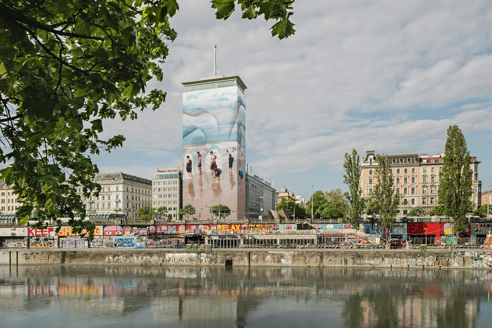 Ringturm-Verhüllung bringt Eisberge an den Donaukanal