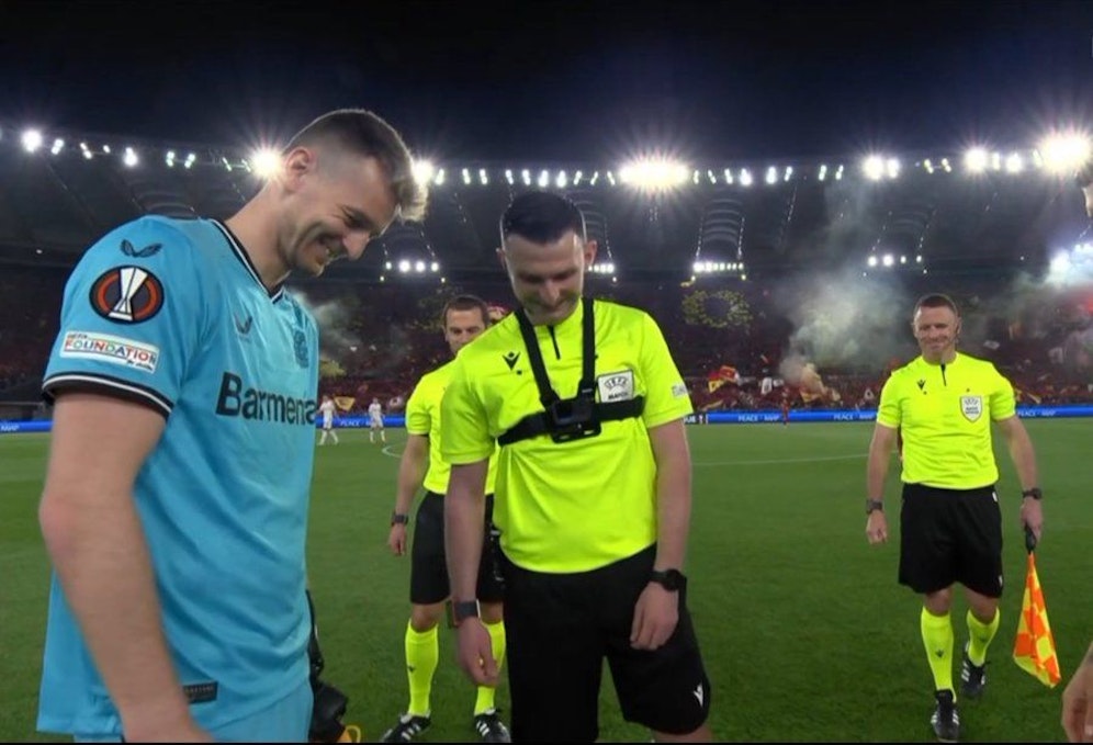 Referee Michael Oliver hatte eine Kamera umgeschnallt.