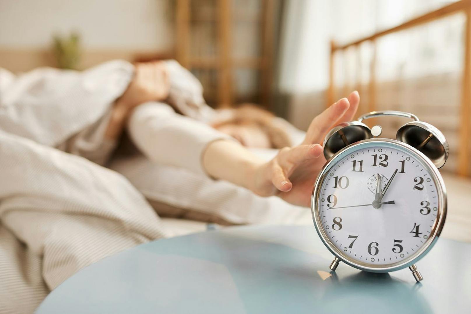 Die Zeitumstellung ist nicht mit dem tatsächlichen Jetlag einer Fernreise zu vergleichen. Dennoch kann die einstündige Anpassung der Zeit zu Schlafstörungen untertags und Einschlafproblemen führen. 