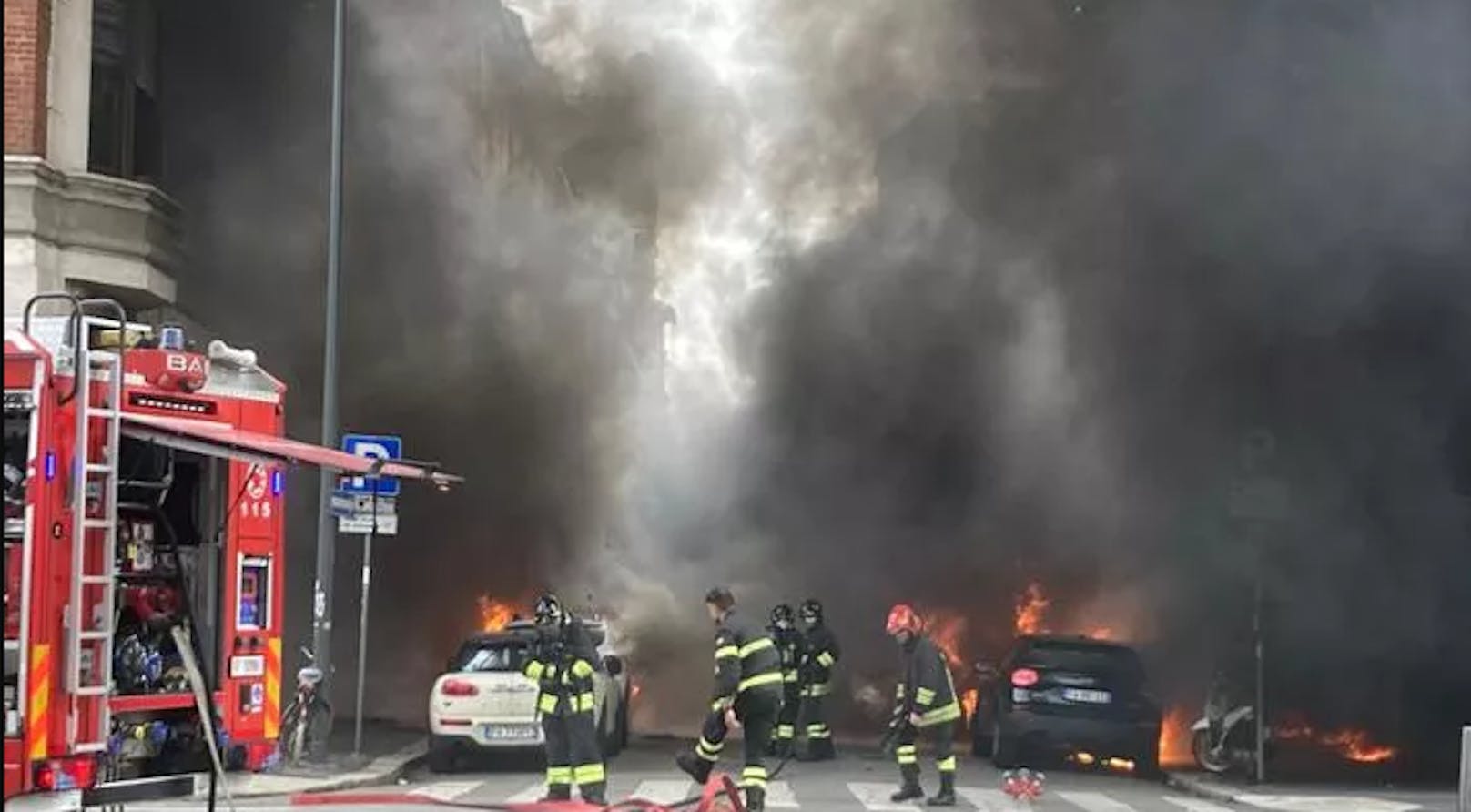 Autos in Flammen – schwere Explosion in Mailand
