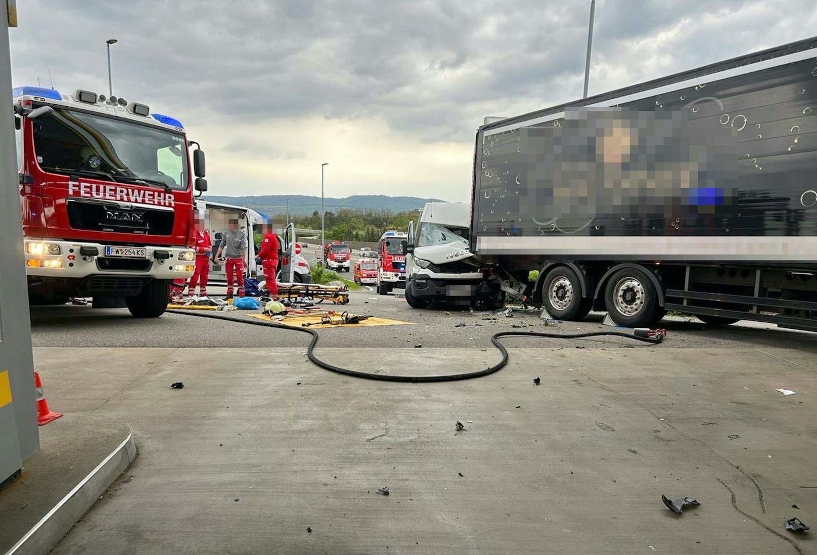 Schwerer Auffahrunfall auf der B37 nahe Gneixendorf.