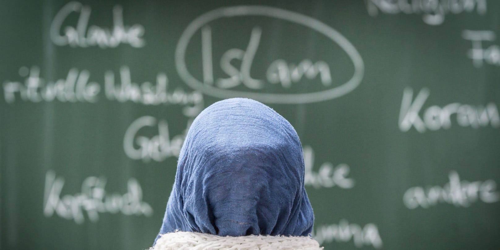 Muslimische Schülerinnen und Schüler wurden aus dem Unterricht geholt, um unter externer Aufsicht Fragen zu beantworten.