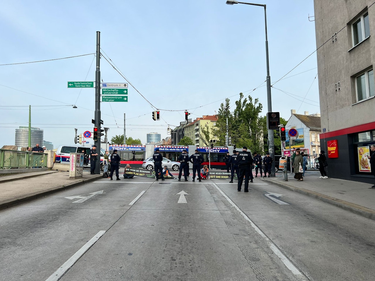 Heute.at - Polizei mit neuer Taktik, trickst nun Klima-Kleber aus