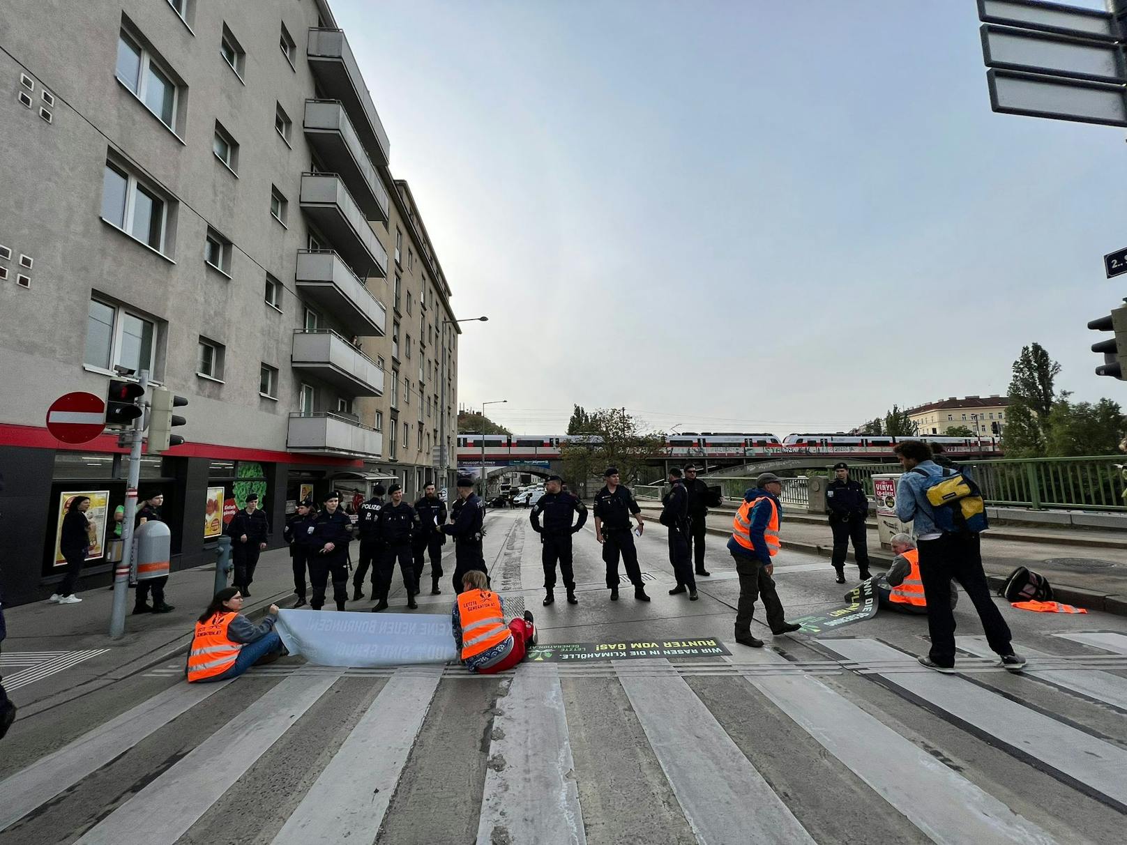 Einsamer Protest vor der Polizei - die Klima-Kleber wurden am Donnerstag ausgetrickst.
